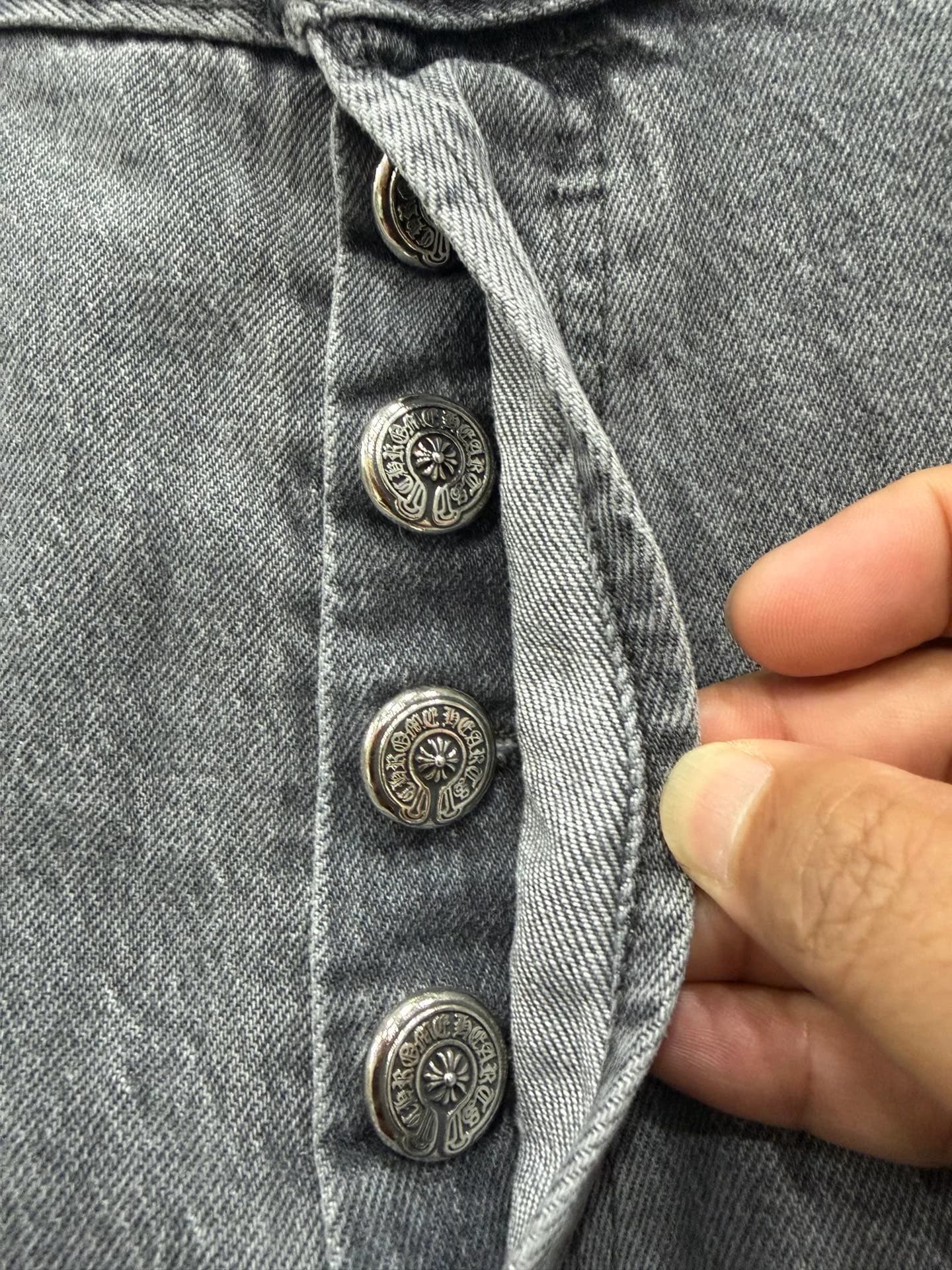 Деталь застежки на металлических болтах джинсов Chrome Hearts x Levi's 501