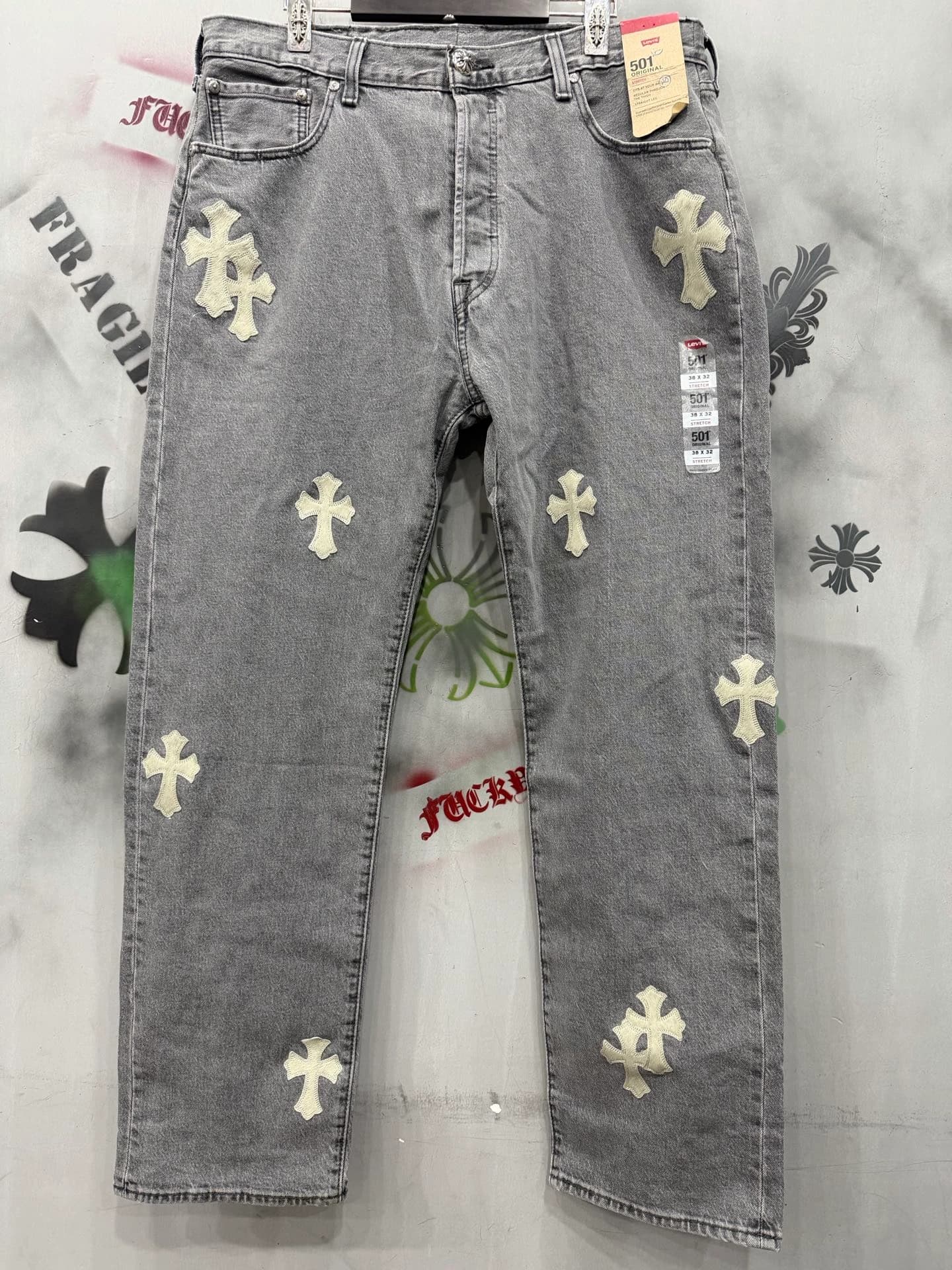 Серые джинсы Chrome Hearts x Levi's 501 на вешалке, вид спереди
