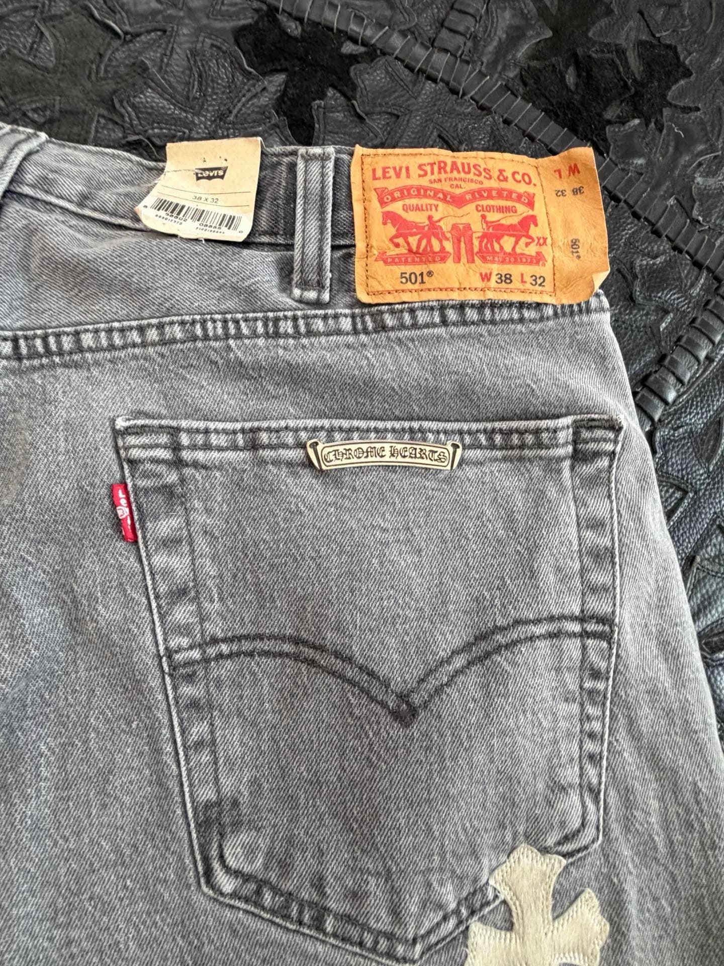 Задний карман джинсов Chrome Hearts x Levi's 501 с металлической пластиной и кожаным патчем Levi's