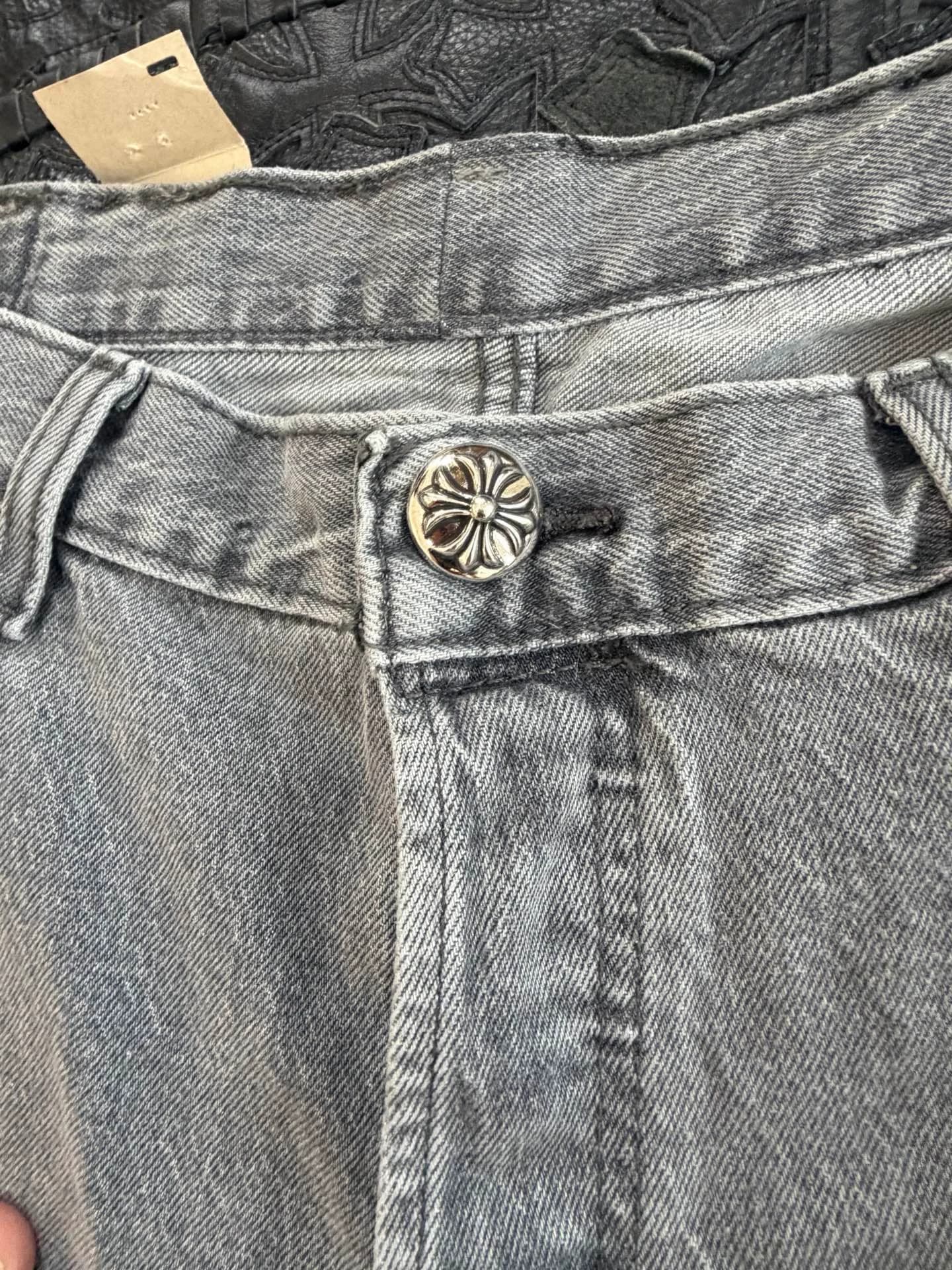 Деталь пояса и металлической пуговицы джинсов Chrome Hearts x Levi's 501
