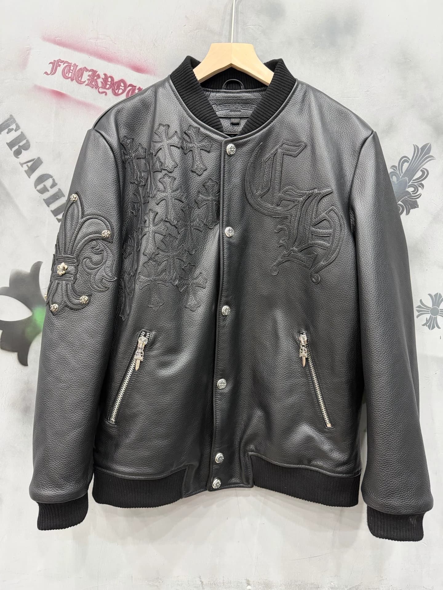 Черная кожаная куртка-бомбер Chrome Hearts с нашивками, вид спереди