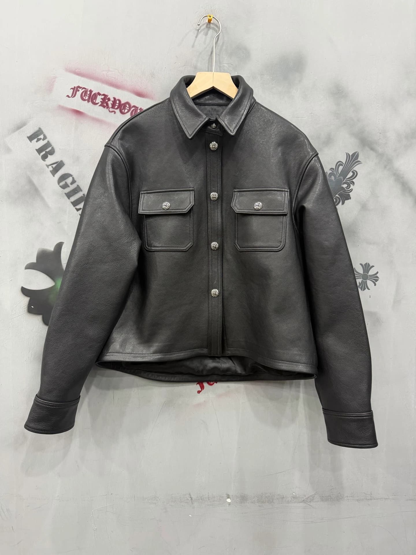 Женская кожаная куртка Chrome Hearts черного цвета, вид спереди
