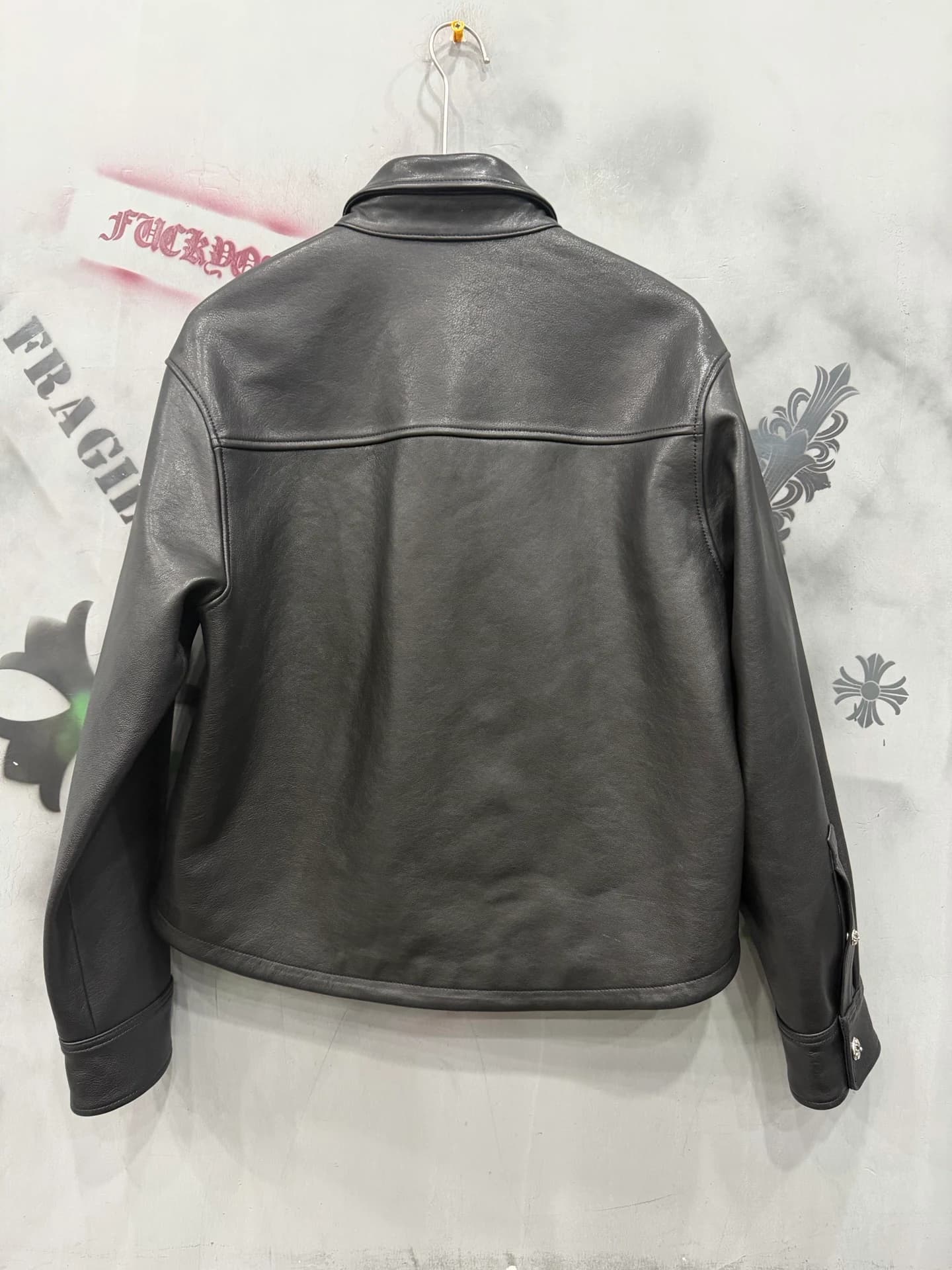 Женская кожаная куртка Chrome Hearts черного цвета, вид сзади
