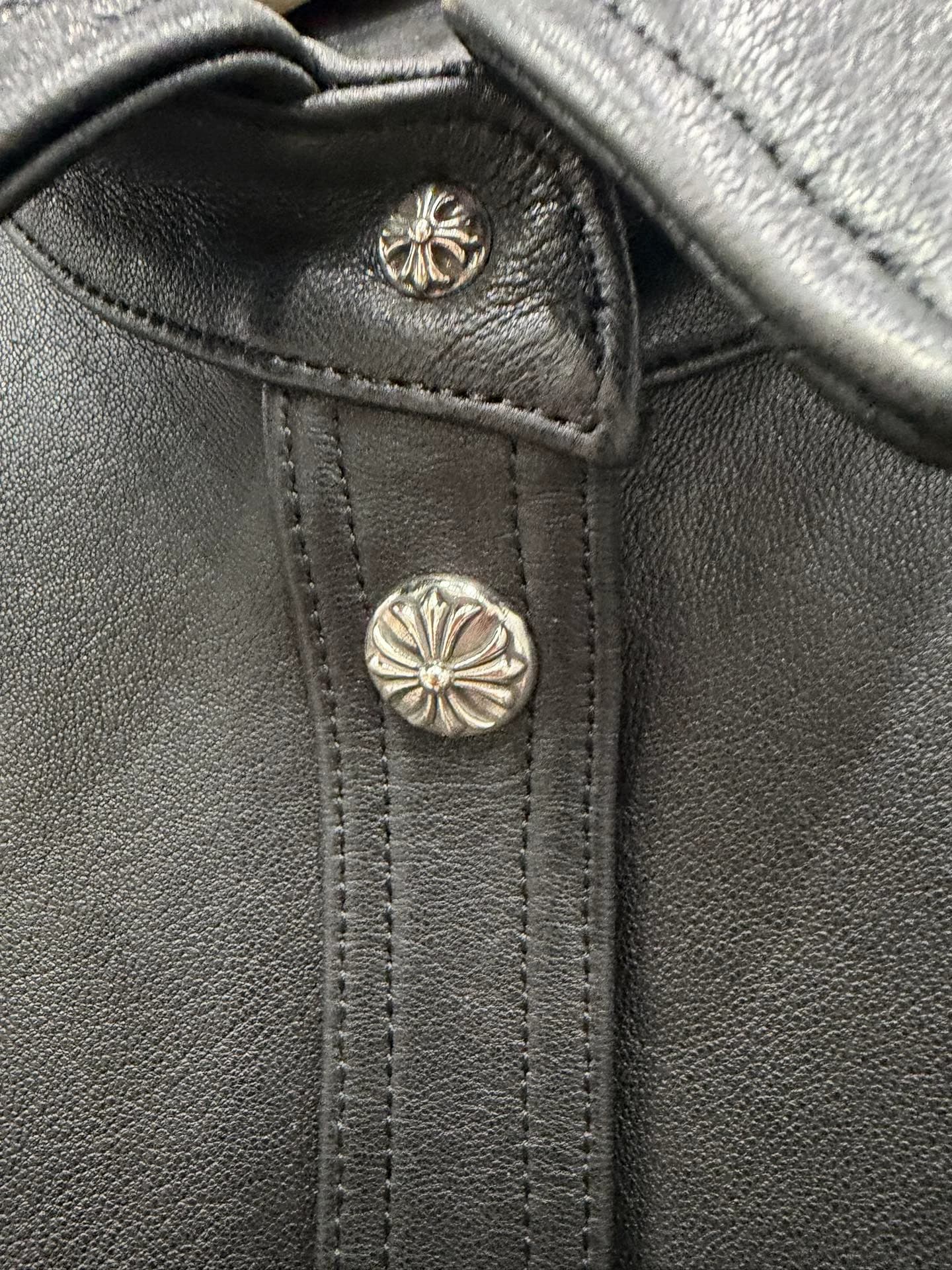 Деталь воротника и кнопок кожаной куртки Chrome Hearts