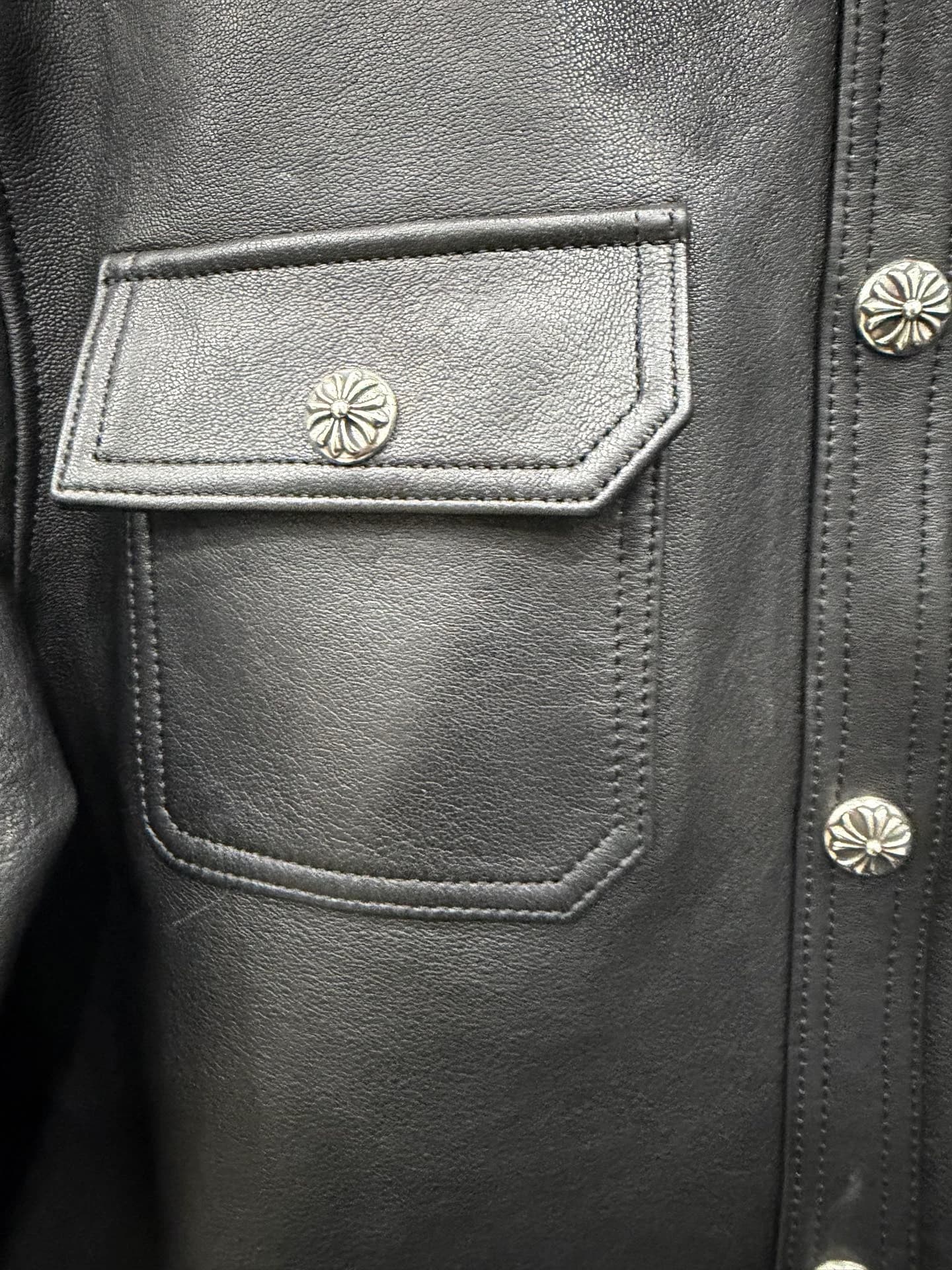 Накладной карман с фирменной кнопкой на кожаной куртке Chrome Hearts