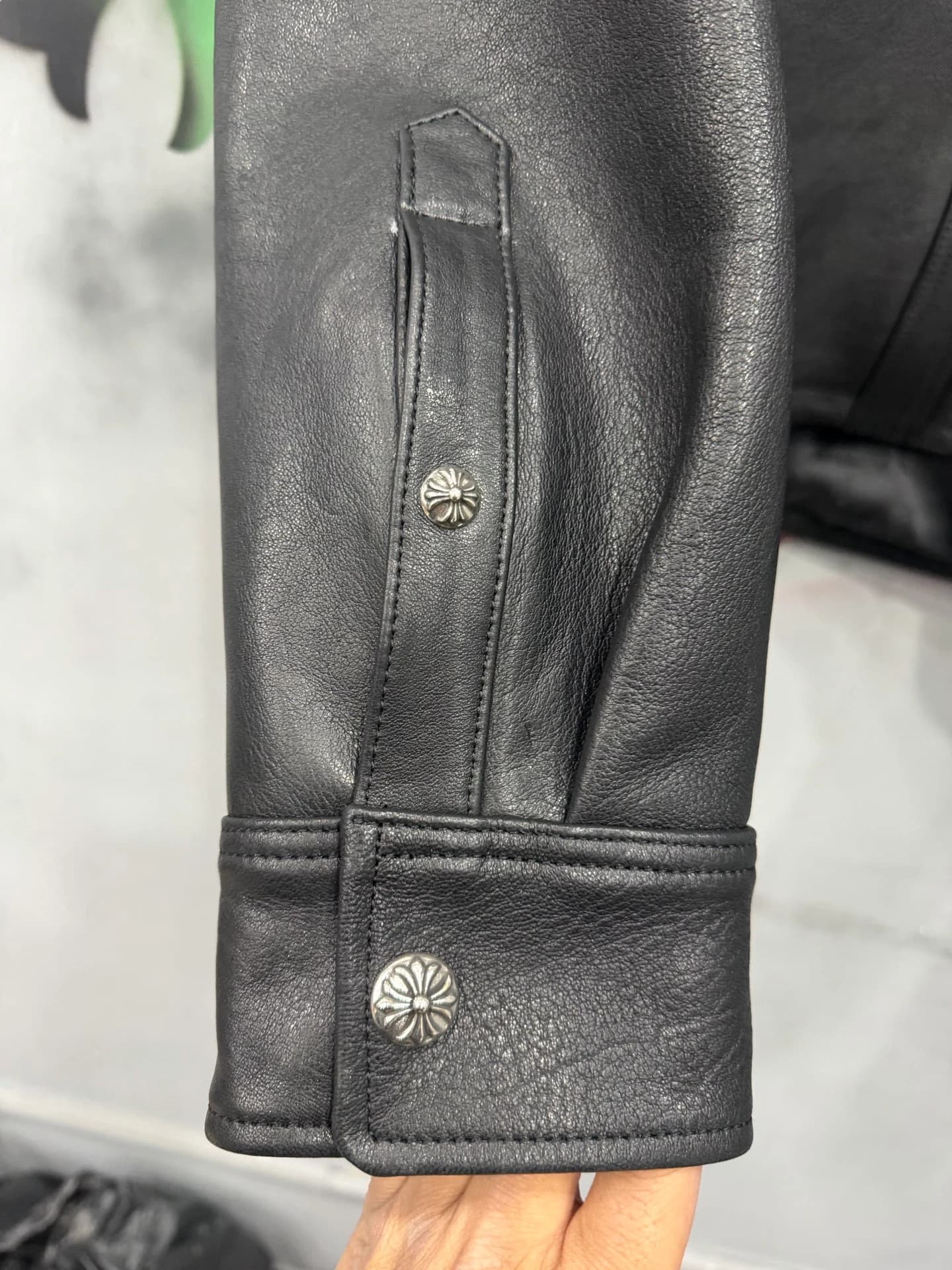 Манжета рукава кожаной куртки Chrome Hearts с кнопками