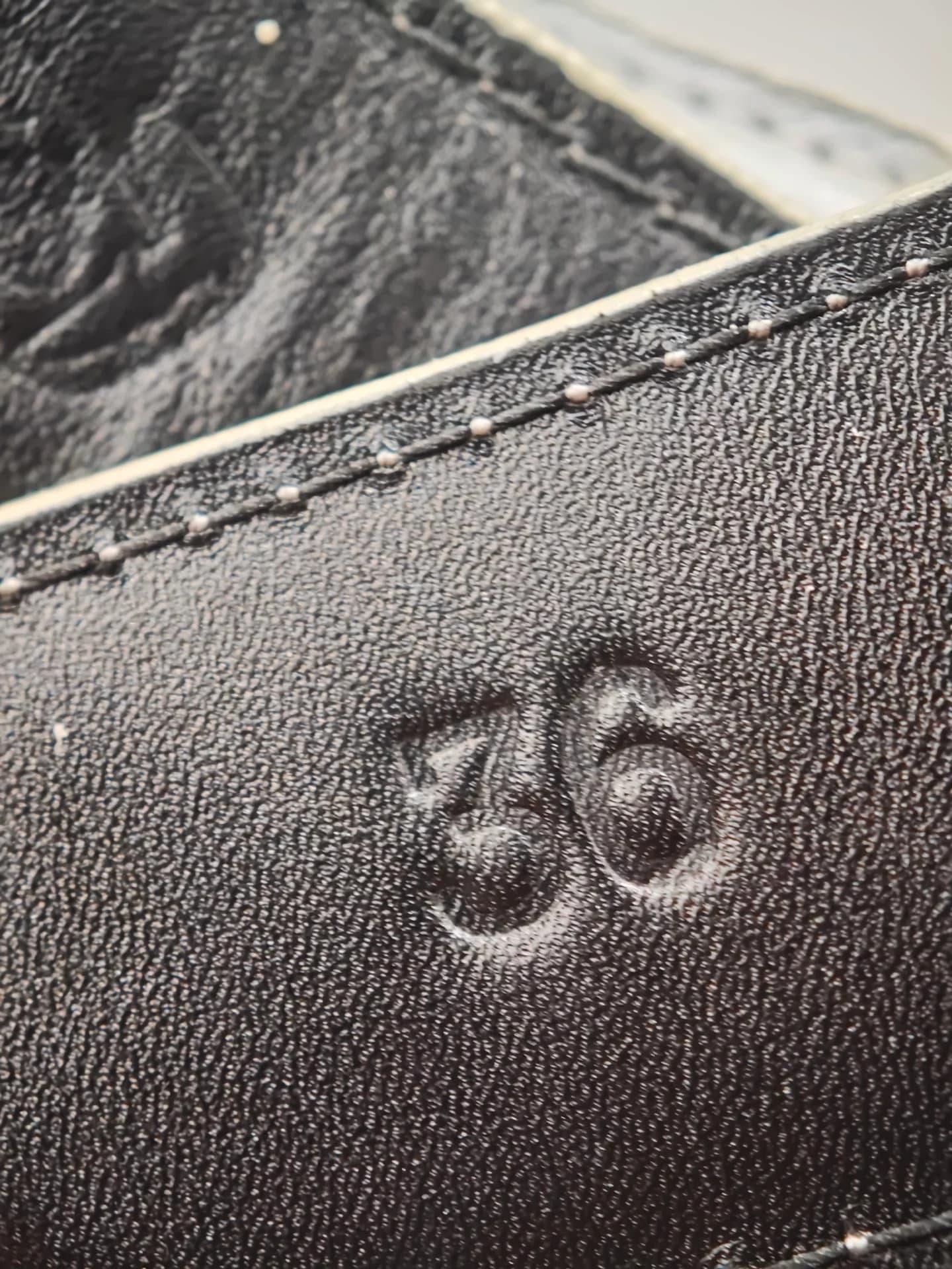 Тиснение размера 36 на внутренней стороне кожаного ремня Chrome Hearts