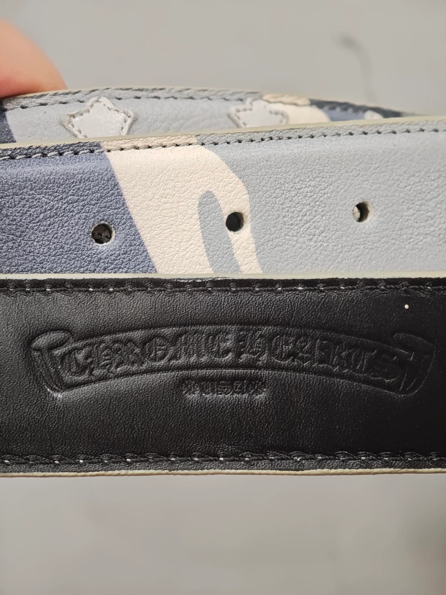 Фирменное тиснение логотипа бренда на внутренней черной коже ремня Chrome Hearts