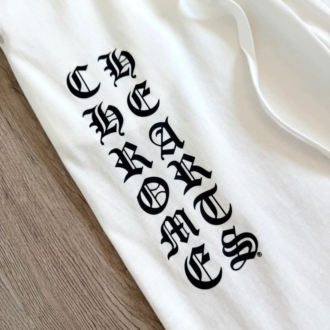 Готическая надпись Chrome Hearts на поясе белых брюк