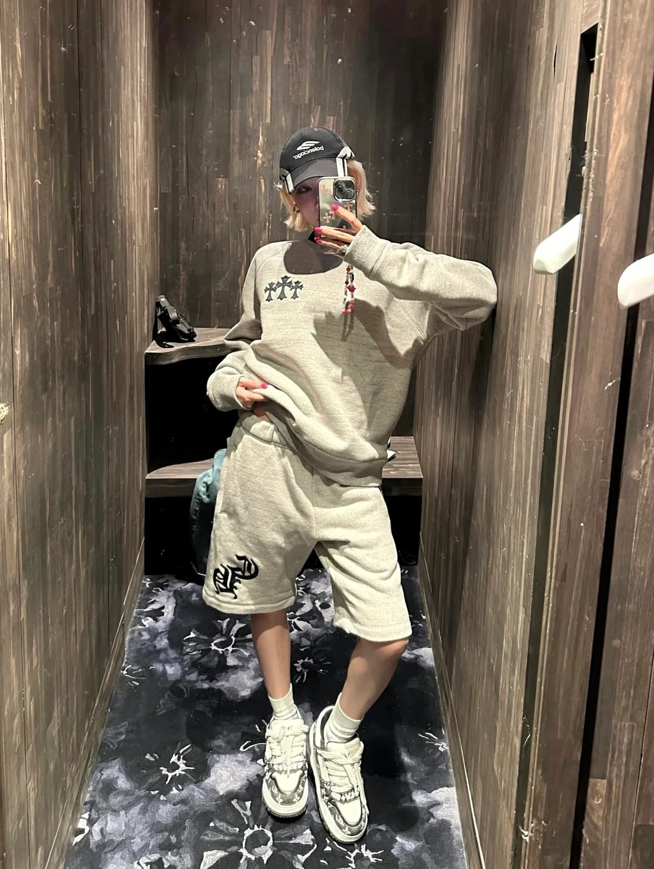 Образ в сером трикотажном костюме из шорт и кофты в примерочной