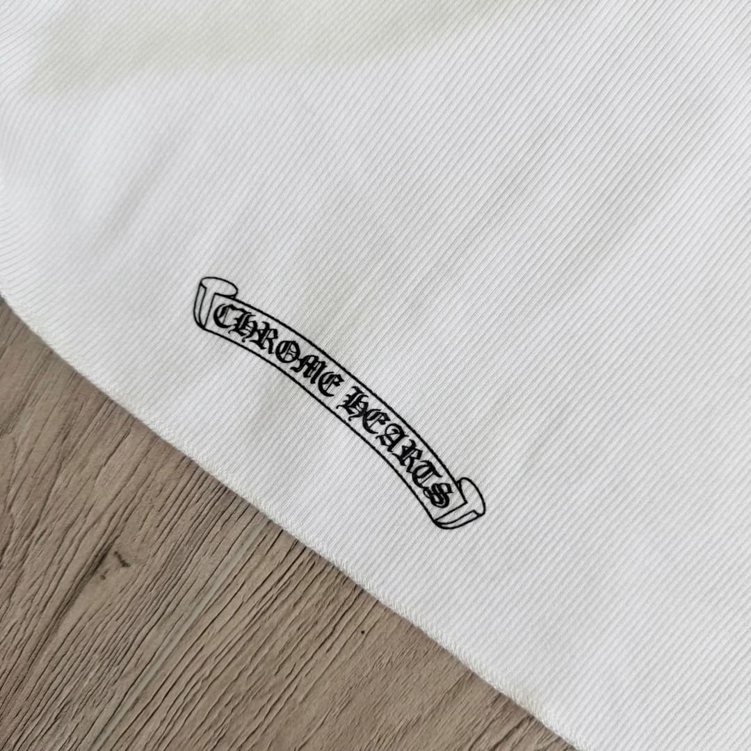 Принт с логотипом Chrome Hearts в свитке внизу спинки