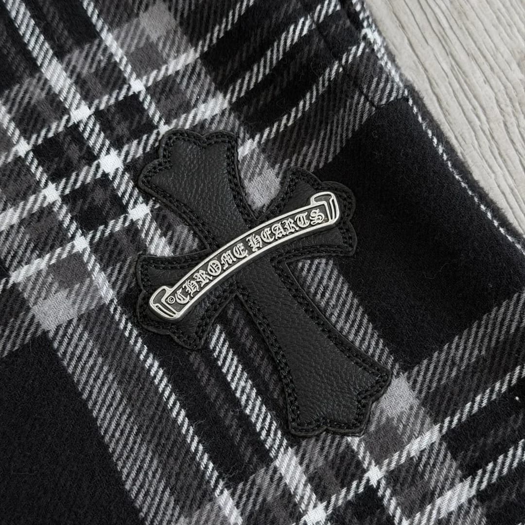 Кожаная нашивка в виде креста с серебристой плашкой Chrome Hearts крупным планом