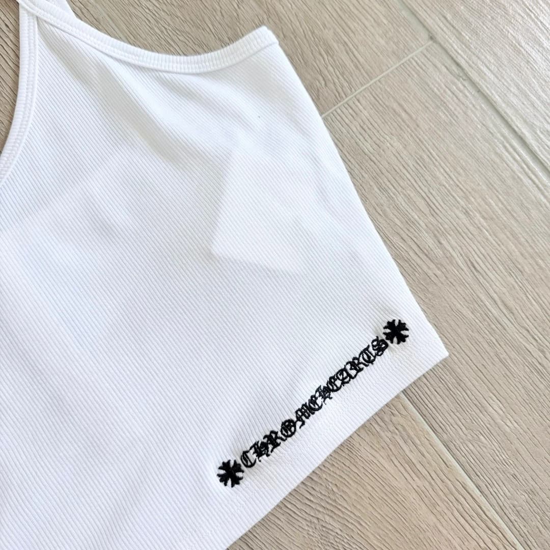 Нижний край белого топа с чёрной готической вышивкой Chrome Hearts