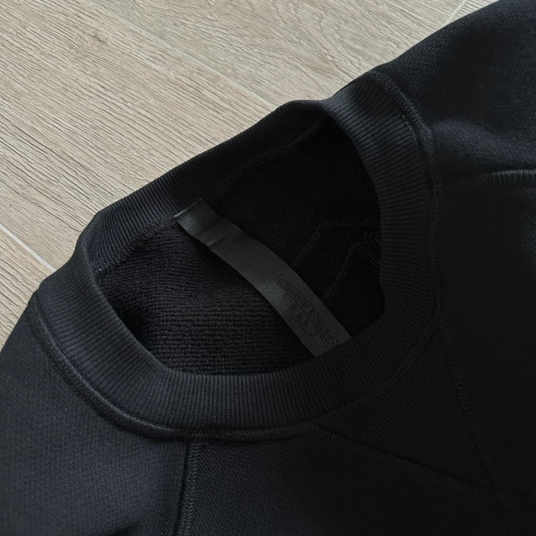 Горловина свитшота с внутренней стороны с текстильной брендовой биркой