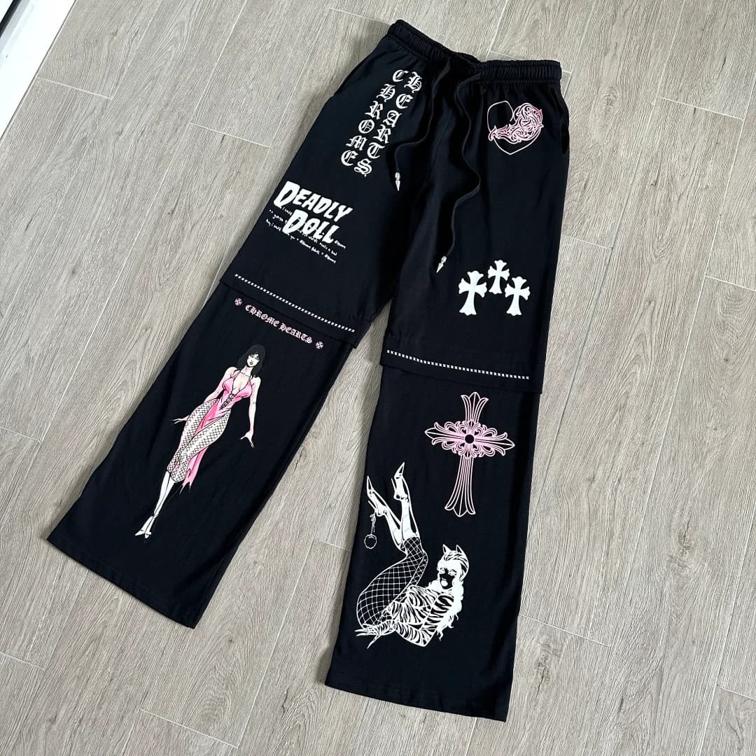 Чёрные спортивные брюки с принтами Deadly Doll и крестами, вид спереди под углом