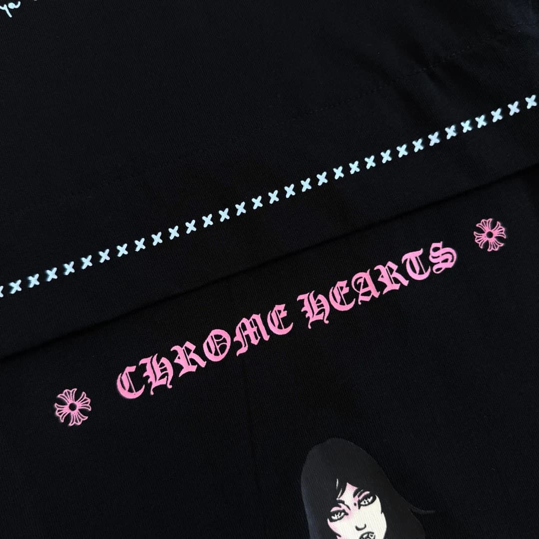 Шов на штанине с розовой надписью Chrome Hearts и крестами