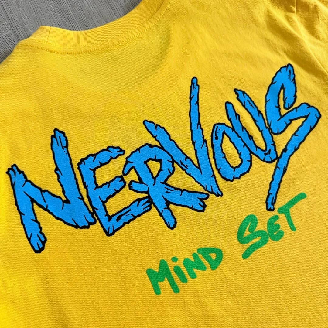 Граффити-принт Nervous Mind Set на спинке жёлтой хлопковой футболки