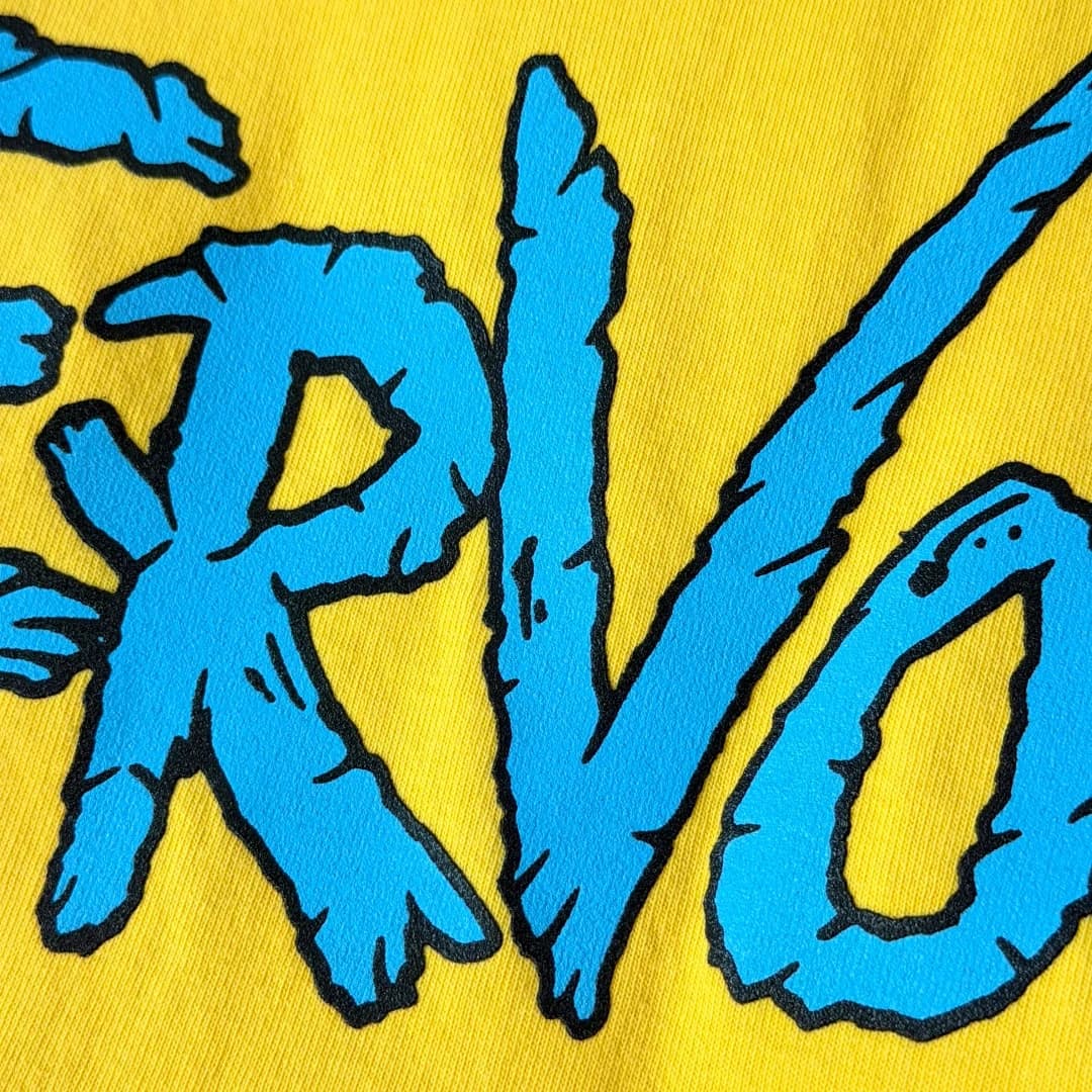 Фактурный голубой принт надписи Nervous крупным планом