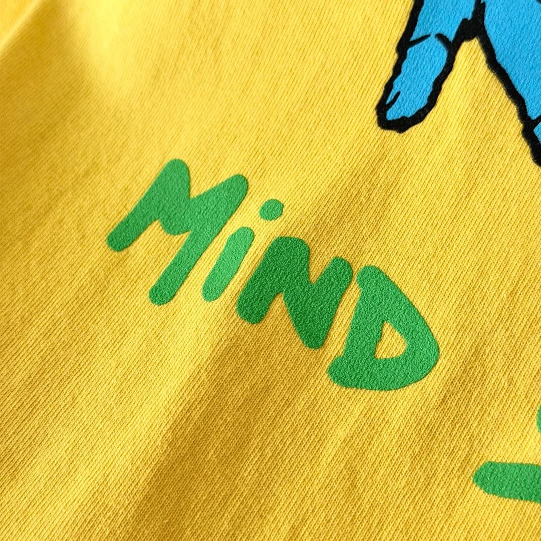 Фрагмент зелёного рукописного шрифта Mind на ткани