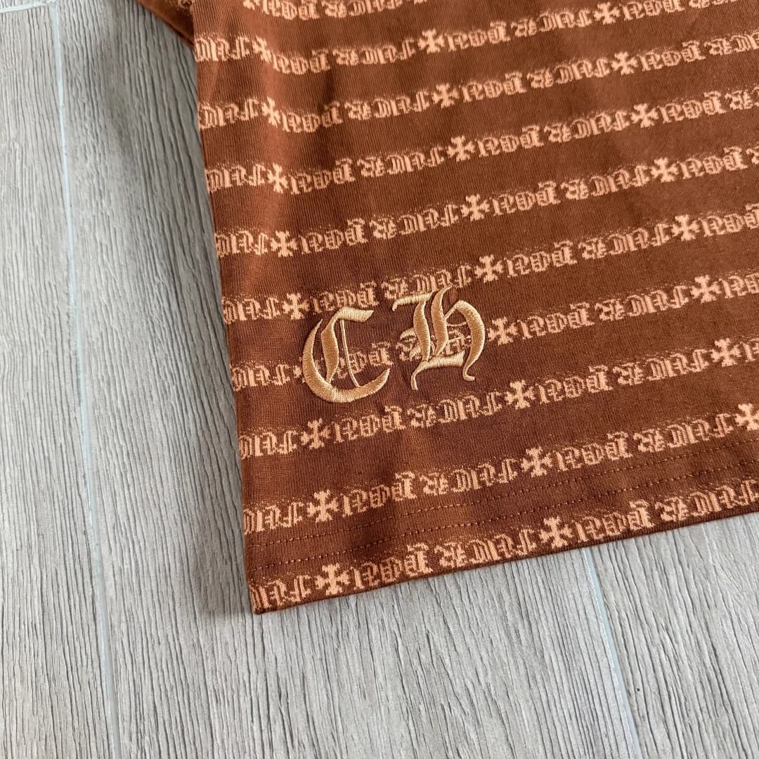 Вышитая монограмма на нижнем крае коричневой жаккардовой футболки
