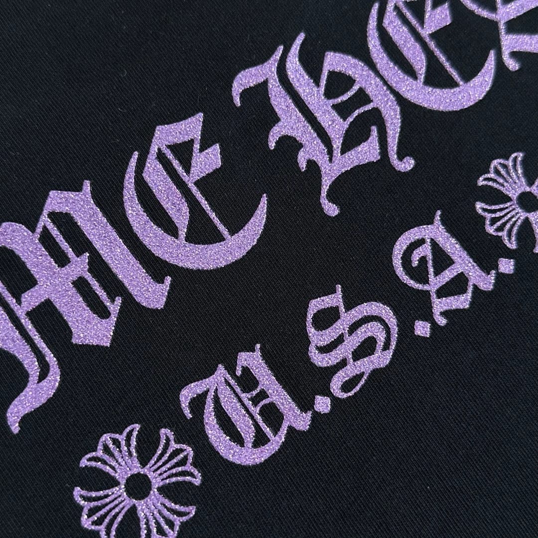 Фиолетовая готическая надпись Chrome Hearts U.S.A. на спинке изделия