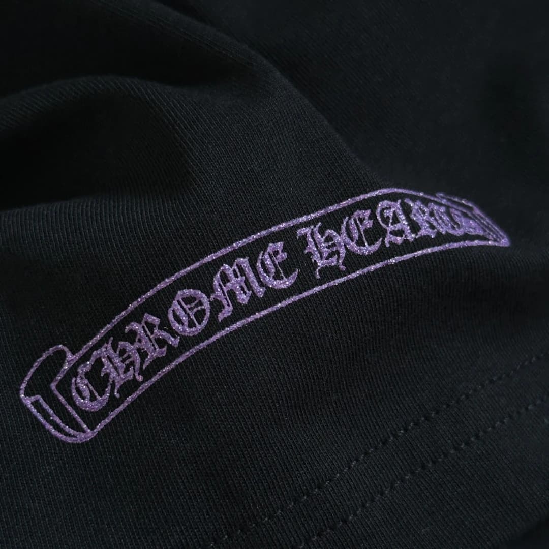Фиолетовый логотип-сквилл Chrome Hearts в нижней части спинки лонгслива
