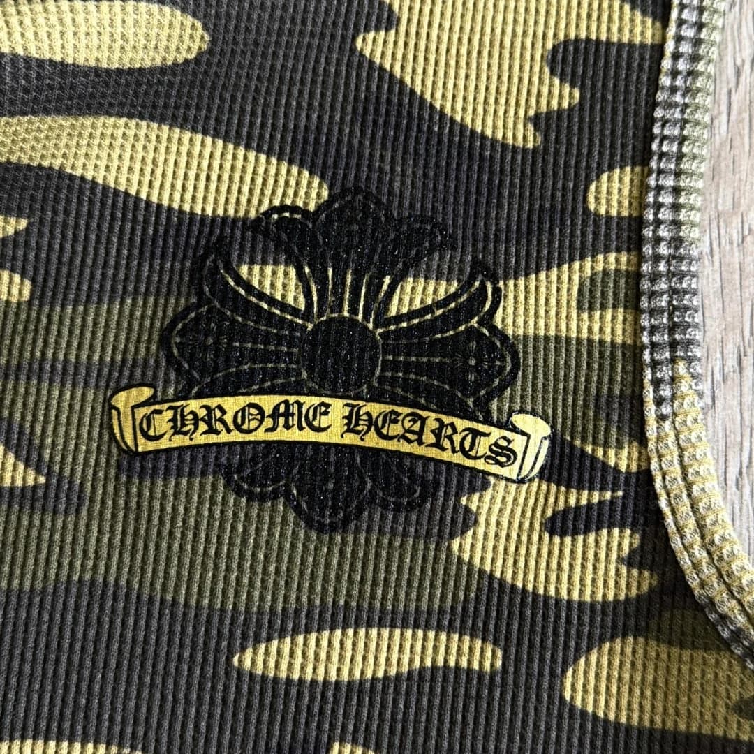 Крупный план вышитой эмблемы с крестом и надписью Chrome Hearts