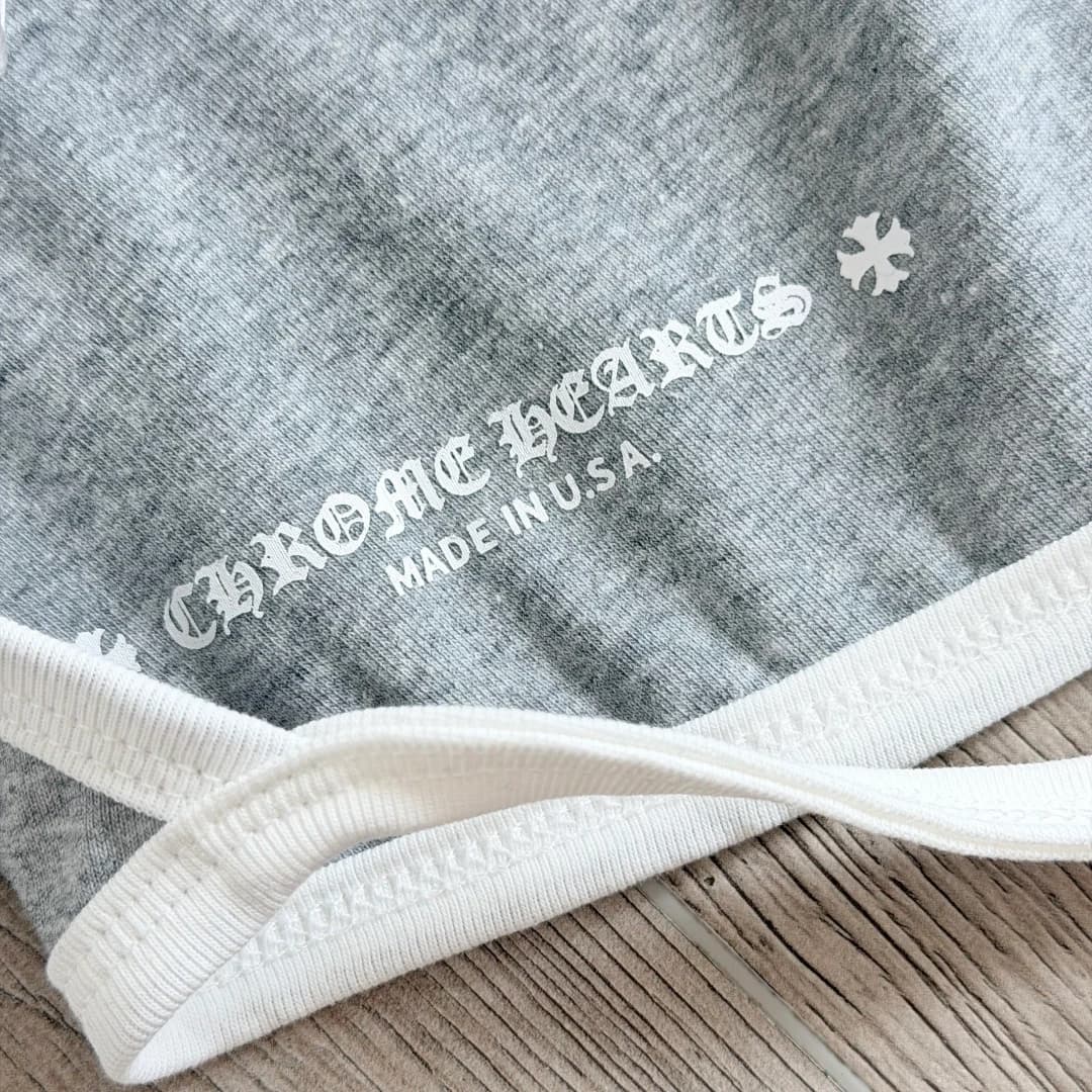 Белый логотип Chrome Hearts Made in U.S.A. на спинке топа