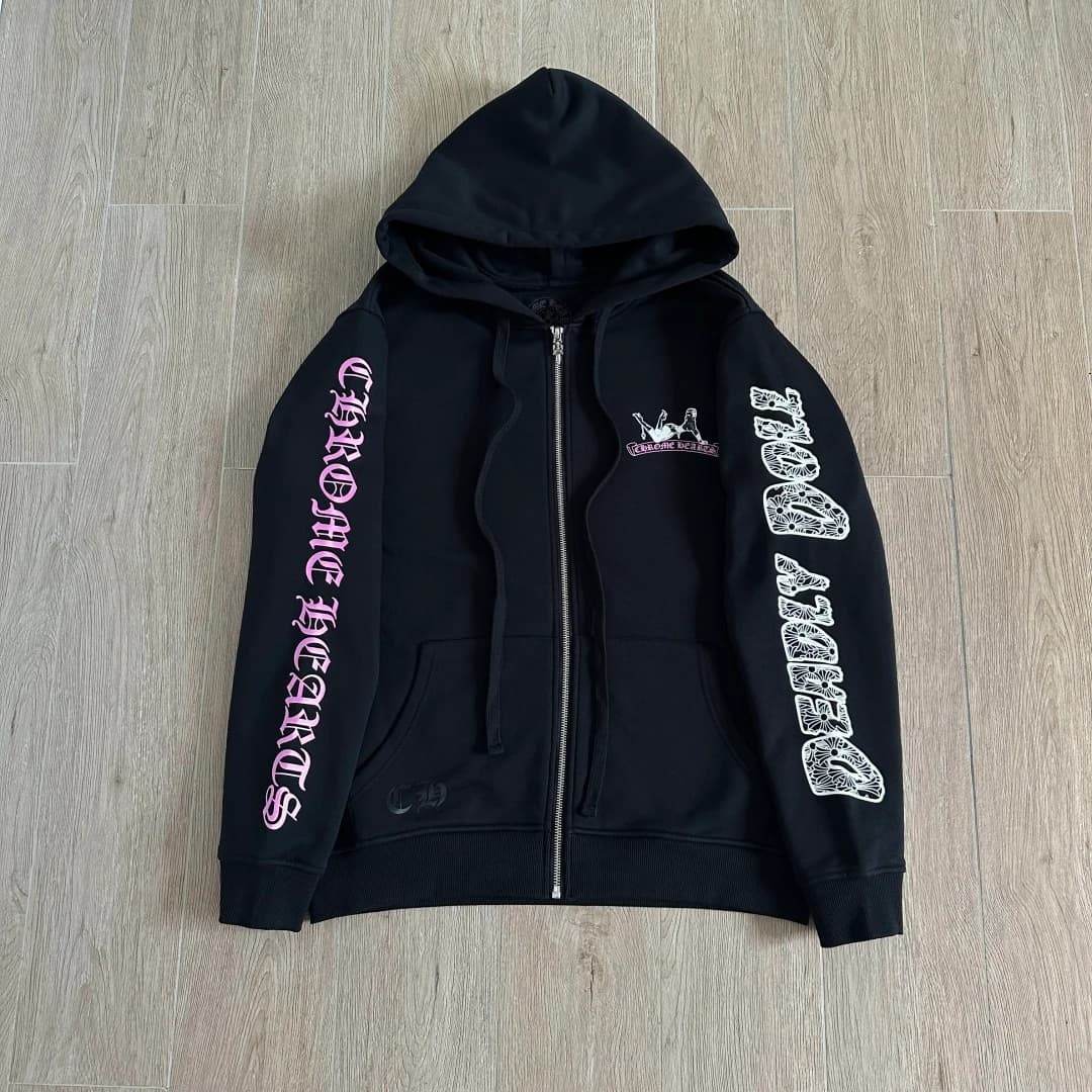 Чёрное зип-худи Chrome Hearts Deadly Doll, вид спереди на деревянном полу