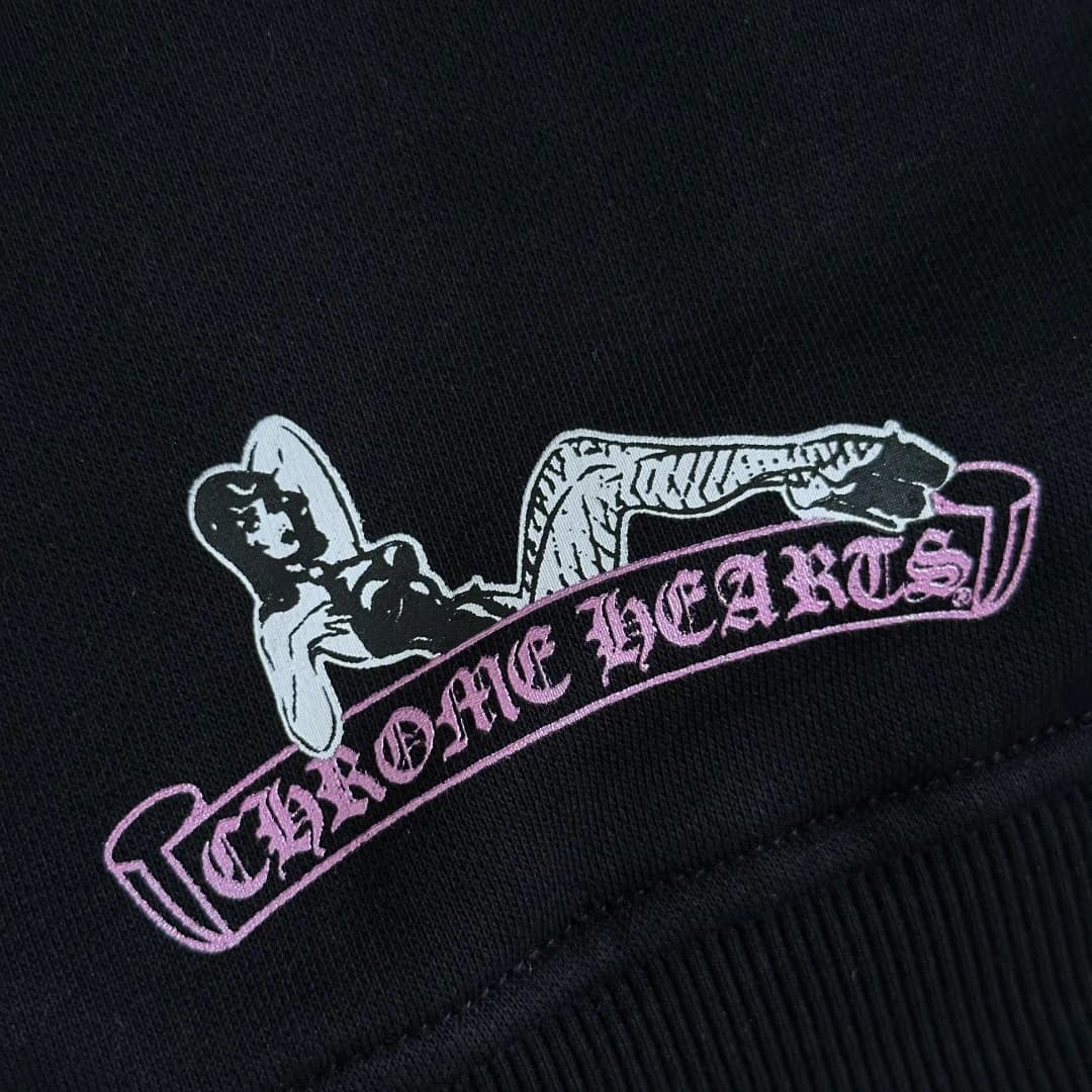 Детальный вид графического принта танцовщицы с надписью Chrome Hearts
