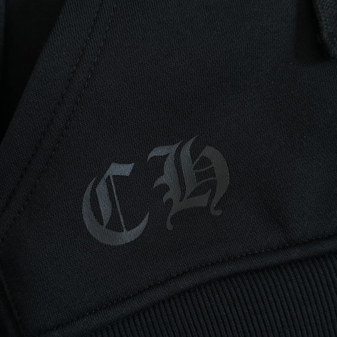 Тёмный тональный принт монограммы CH на кармане чёрного зип-худи