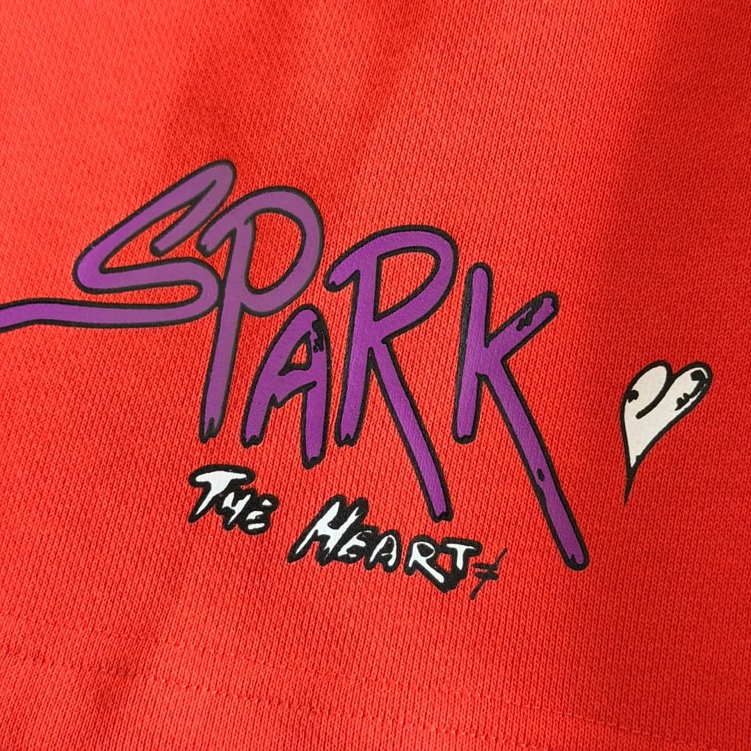 Фиолетово-чёрный графический принт Spark The Heart на ткани шорт крупным планом