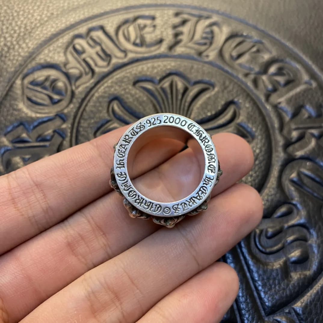 Гравировка Chrome Hearts 925 на верхнем торце серебряного кольца-спиннера