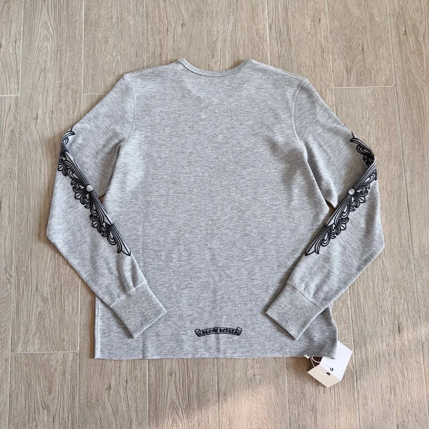 Серый лонгслив Chrome Hearts, вид сзади