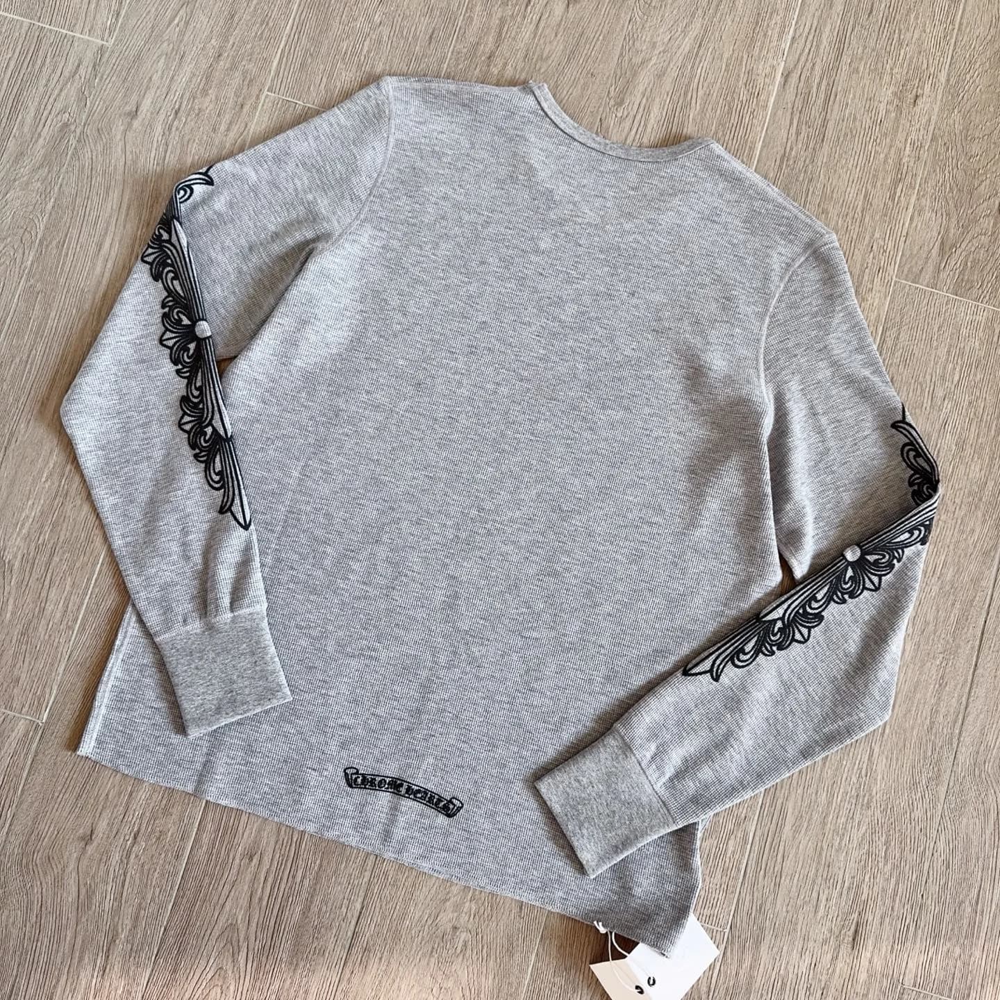 Серый вафельный лонгслив Chrome Hearts, вид сзади под углом