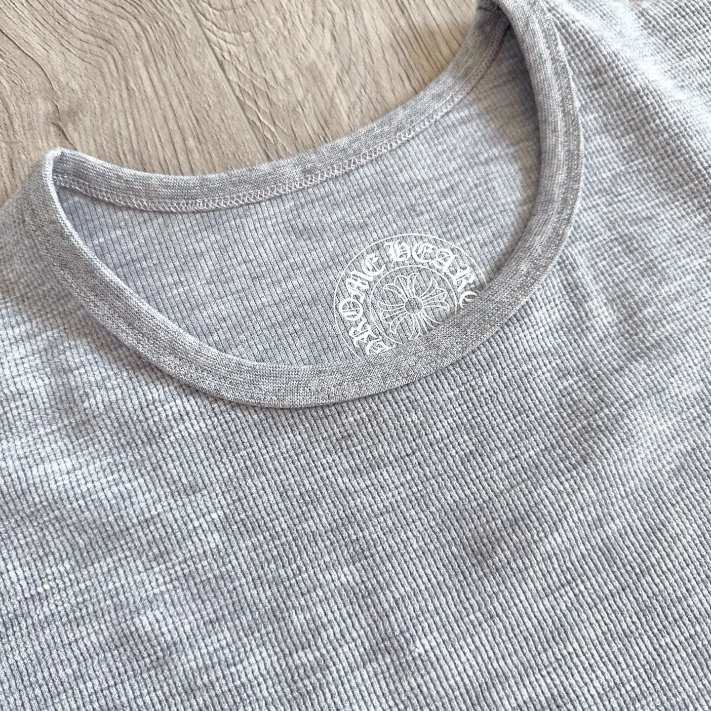 Круглый вырез серого лонгслива Chrome Hearts с внутренним принтом бренда