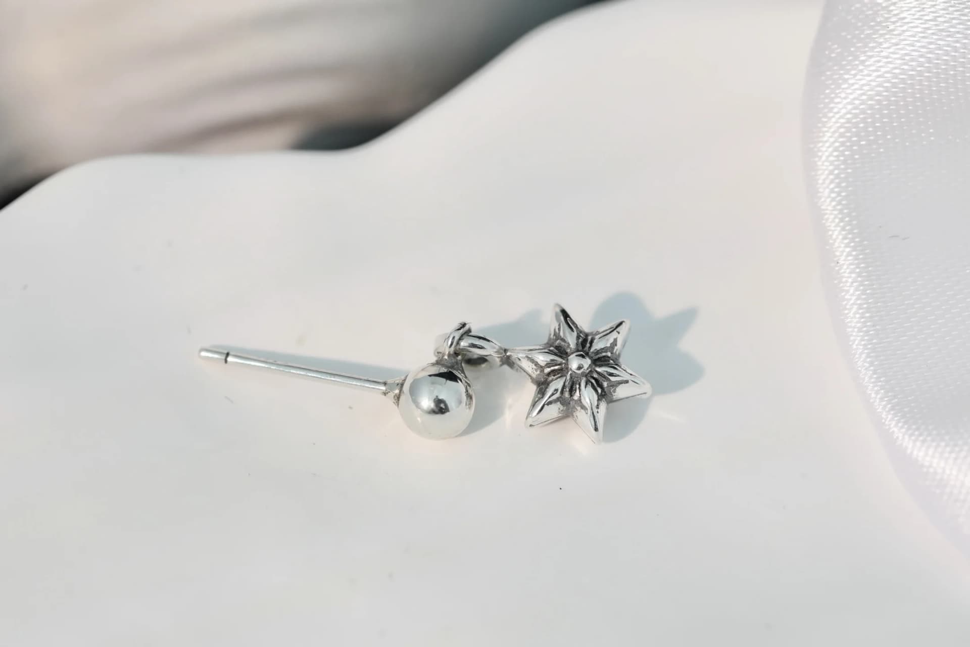 Детализированный вид серебряной серьги Chrome Hearts со штифтом и подвеской