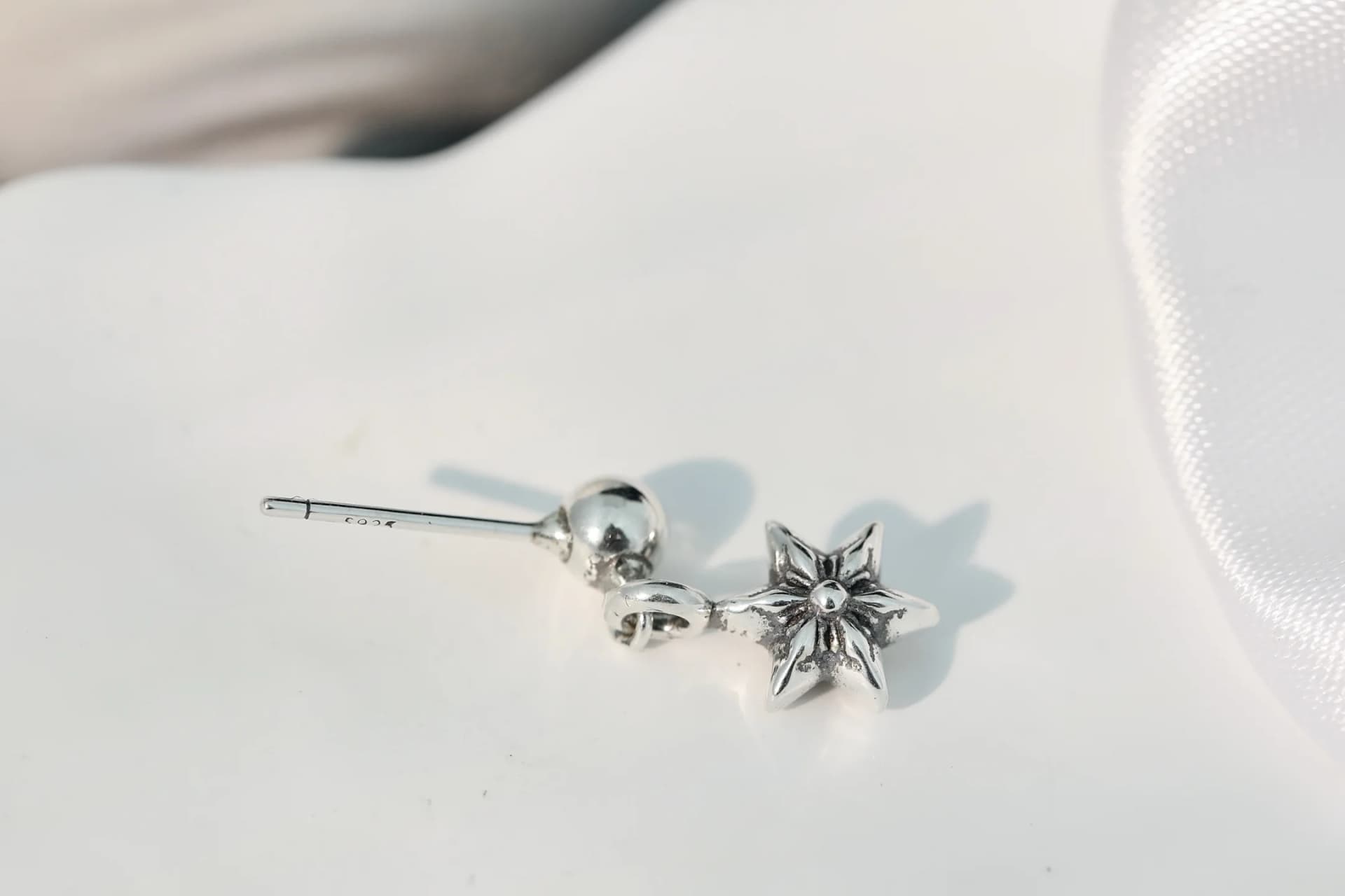 Серьга-пусет Chrome Hearts Star Drop в макросъемке