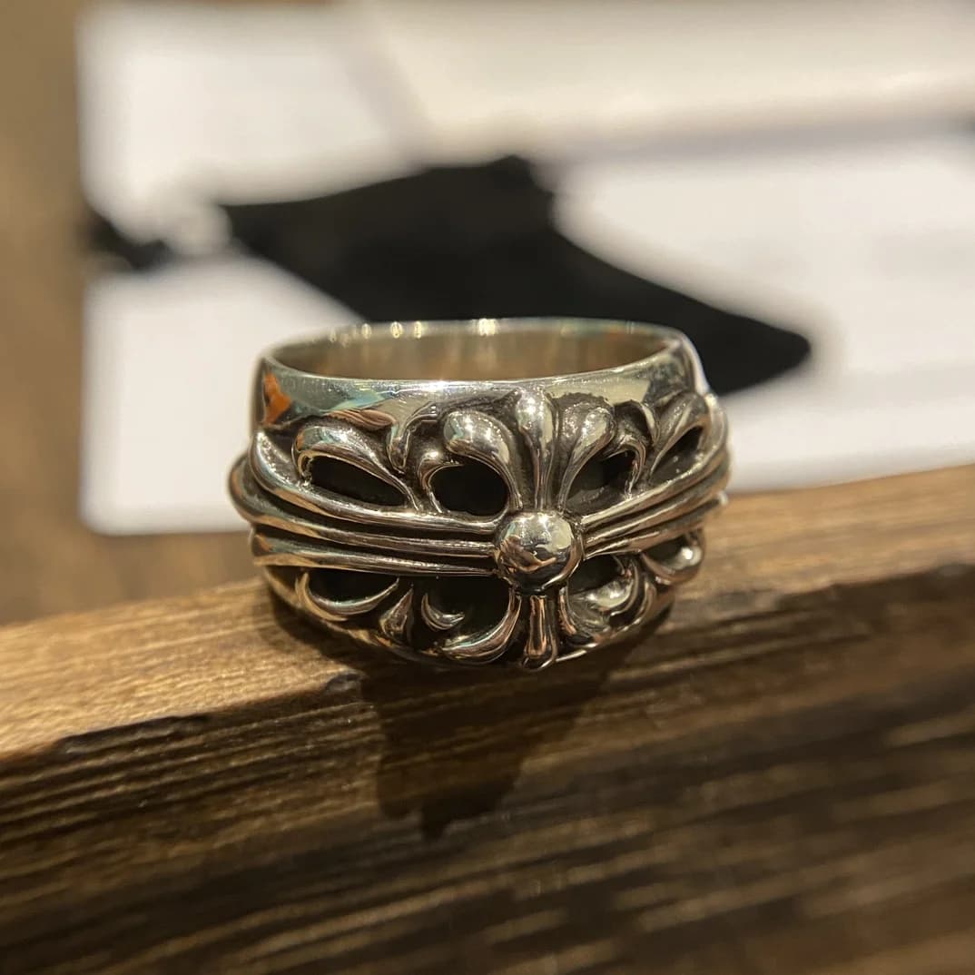 Массивное серебряное кольцо Chrome Hearts с объемным крестоцветом, вид спереди