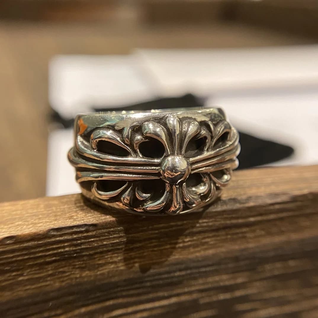 Фактурный узор с крестоцветом на кольце Chrome Hearts из серебра 925 пробы