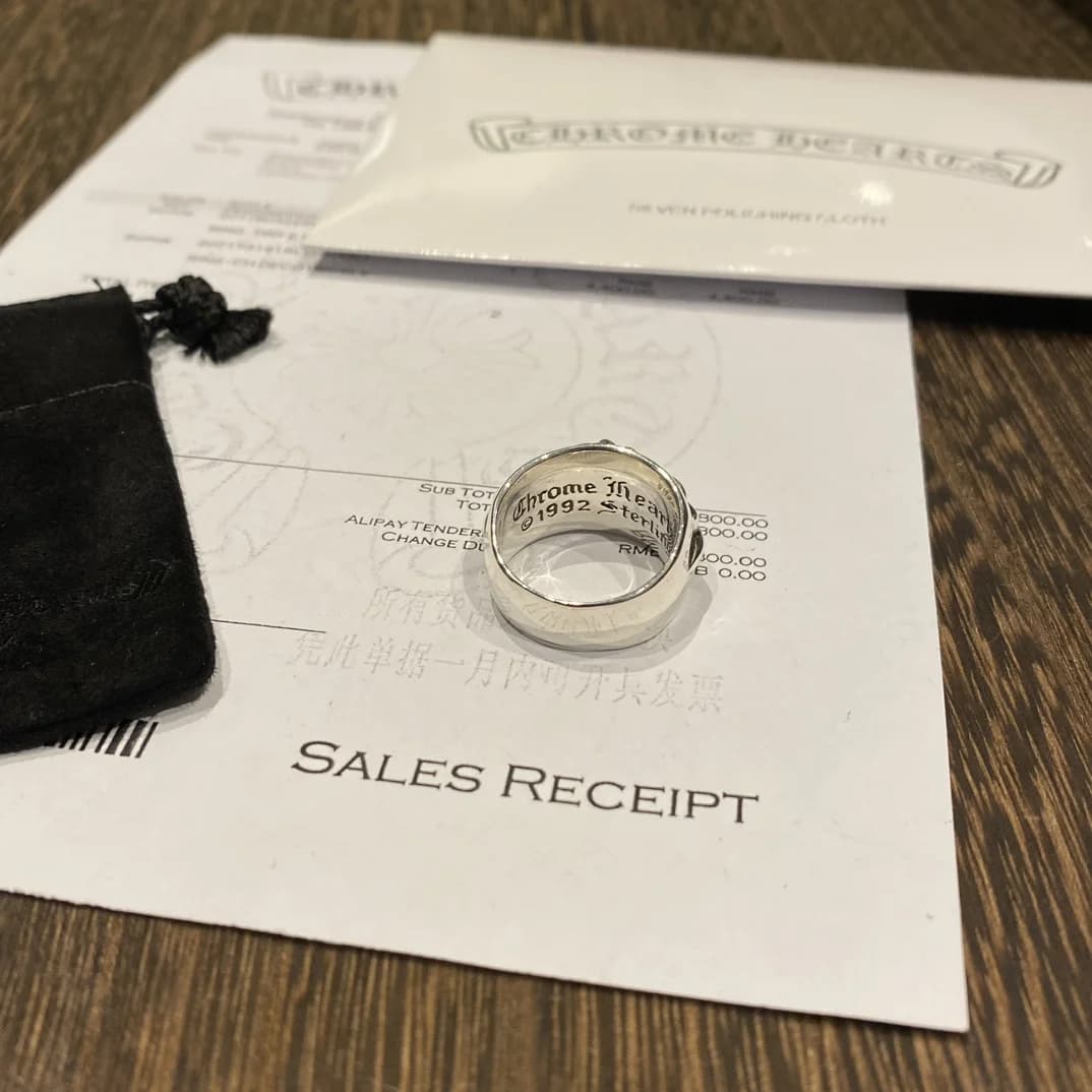 Вид сверху на кольцо Chrome Hearts и внутреннюю гравировку в комплекте с документами