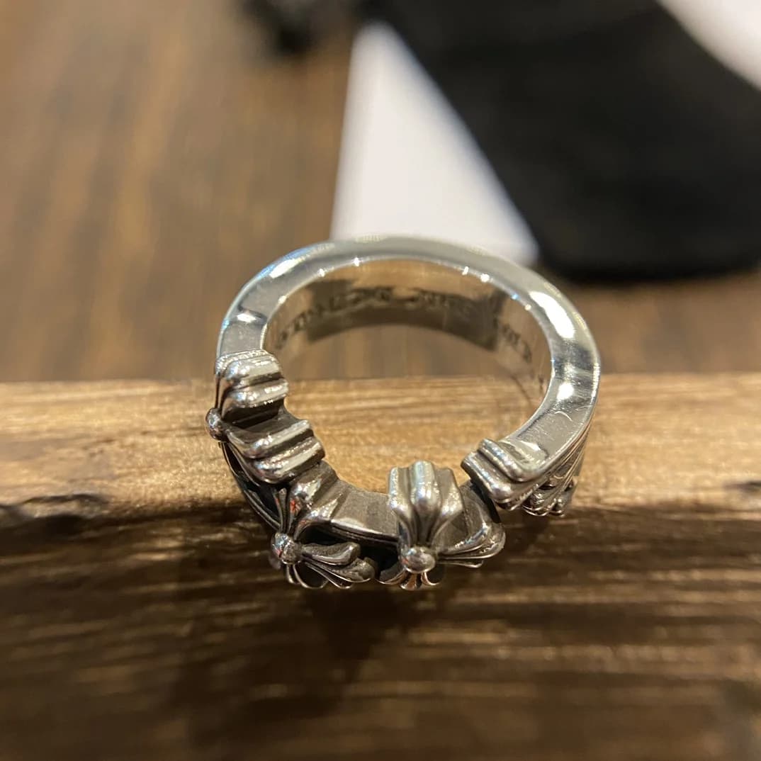 Вид сверху на серебряное кольцо Chrome Hearts с рельефными деталями
