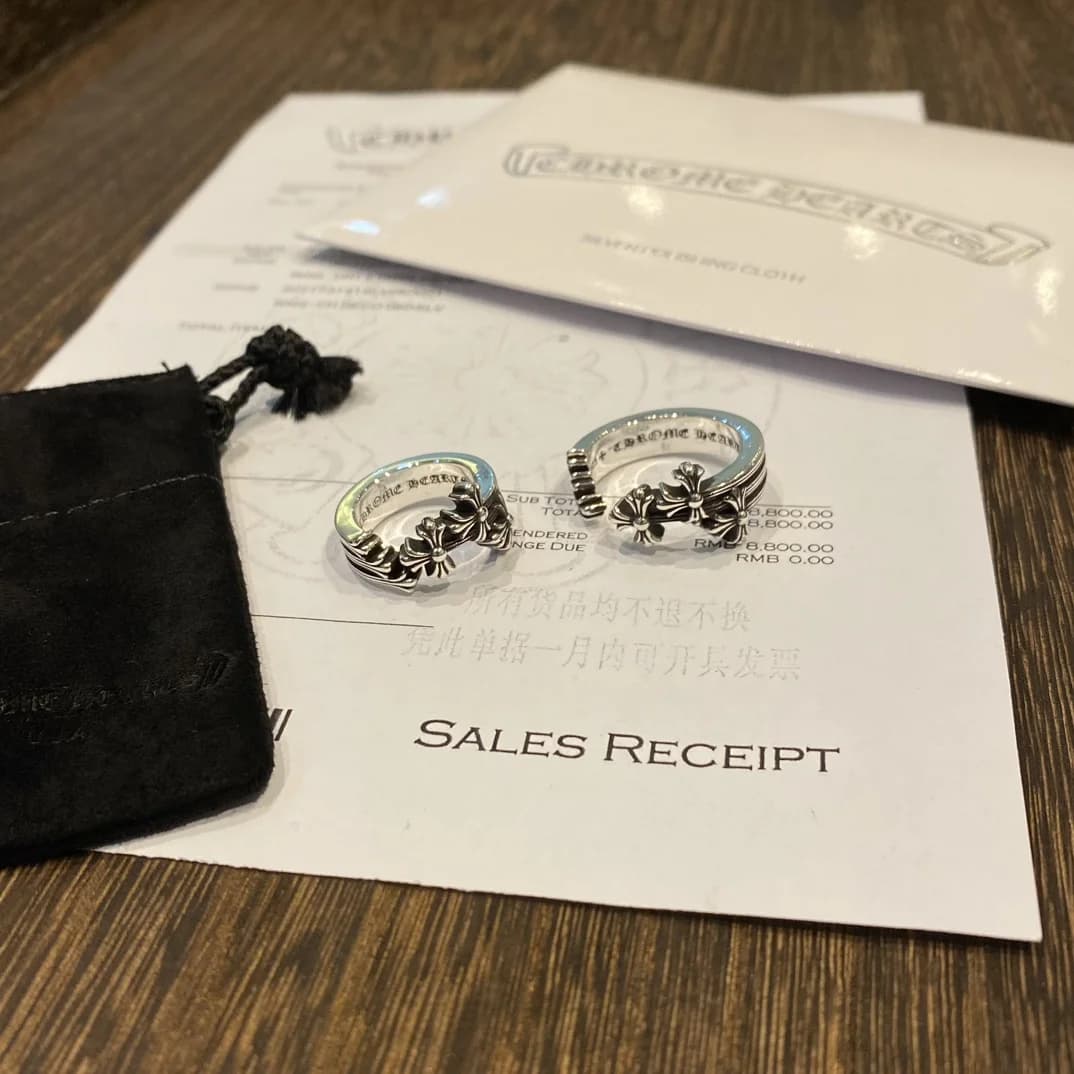Кольцо Chrome Hearts на фоне чека, салфетки и замшевого пыльника