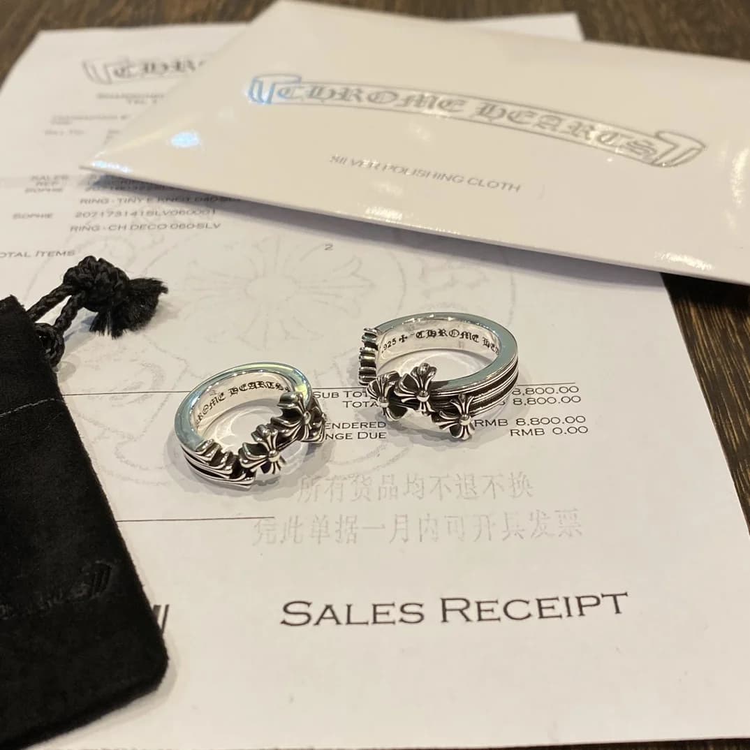 Кольцо Chrome Hearts рядом с фирменным чеком покупки