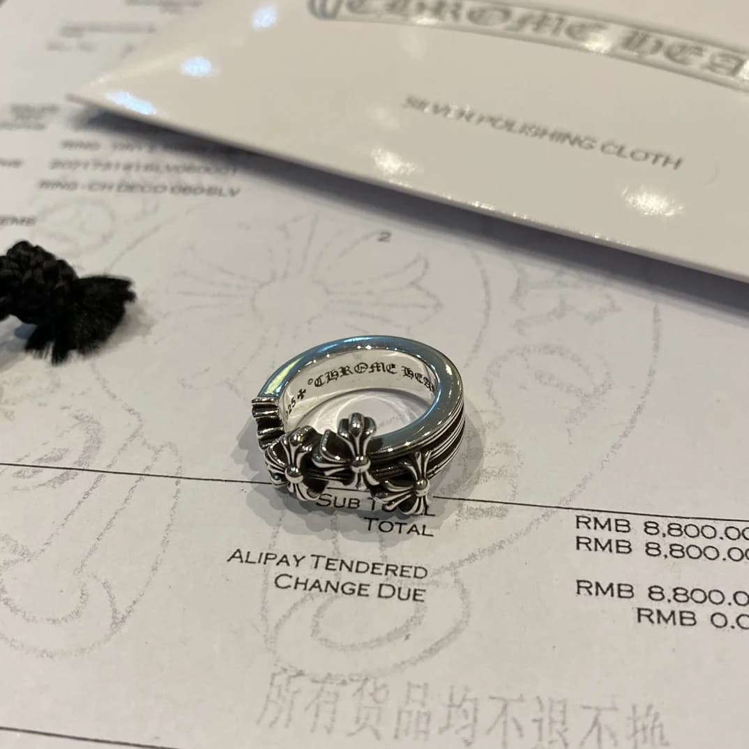 Кольцо Chrome Hearts с крестами крупным планом на товарном чеке