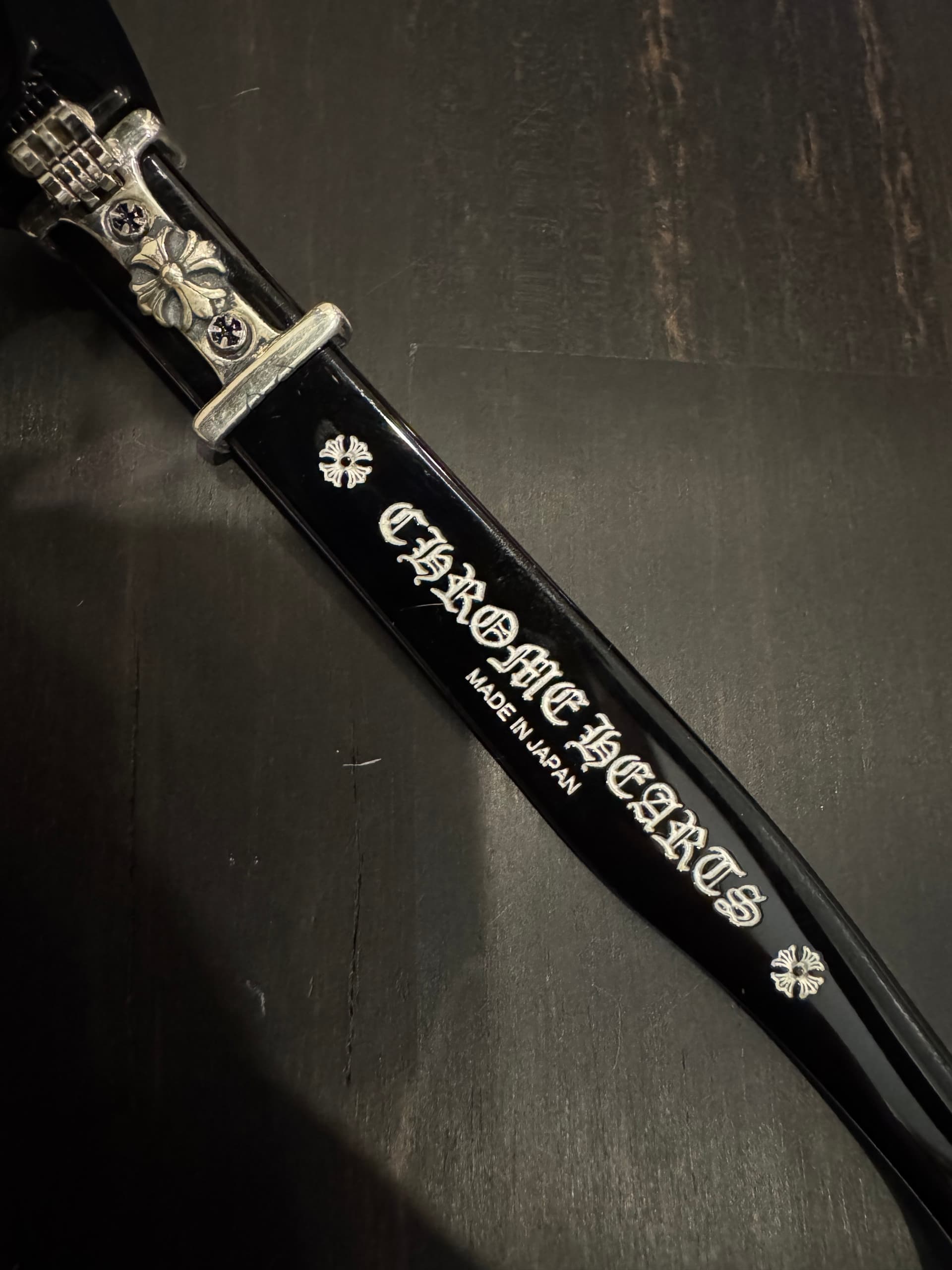 Фирменная гравировка Chrome Hearts Made in Japan на внутренней стороне заушника