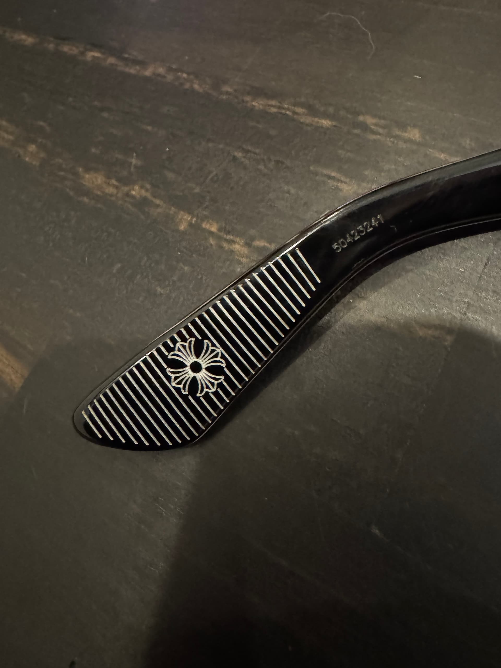 Окончание заушника очков Chrome Hearts с фирменным узором и крестом