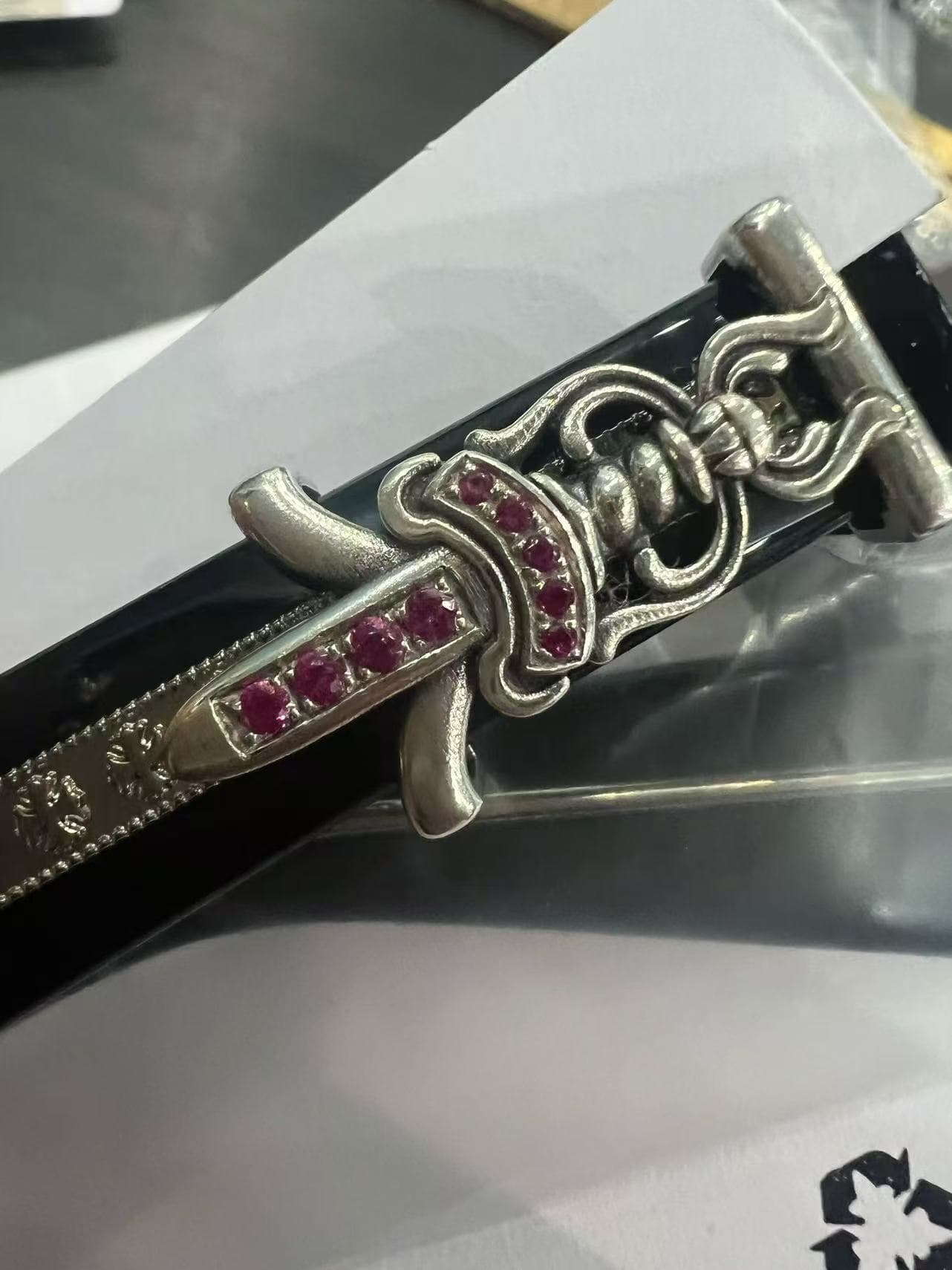 Серебряный кинжал Dagger на заушнике с инкрустацией красными камнями