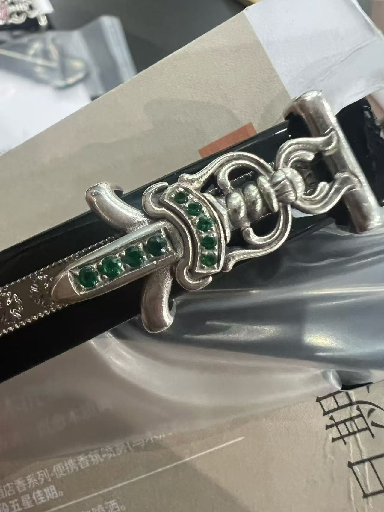 Серебряный декор кинжал Dagger с инкрустацией зелеными камнями