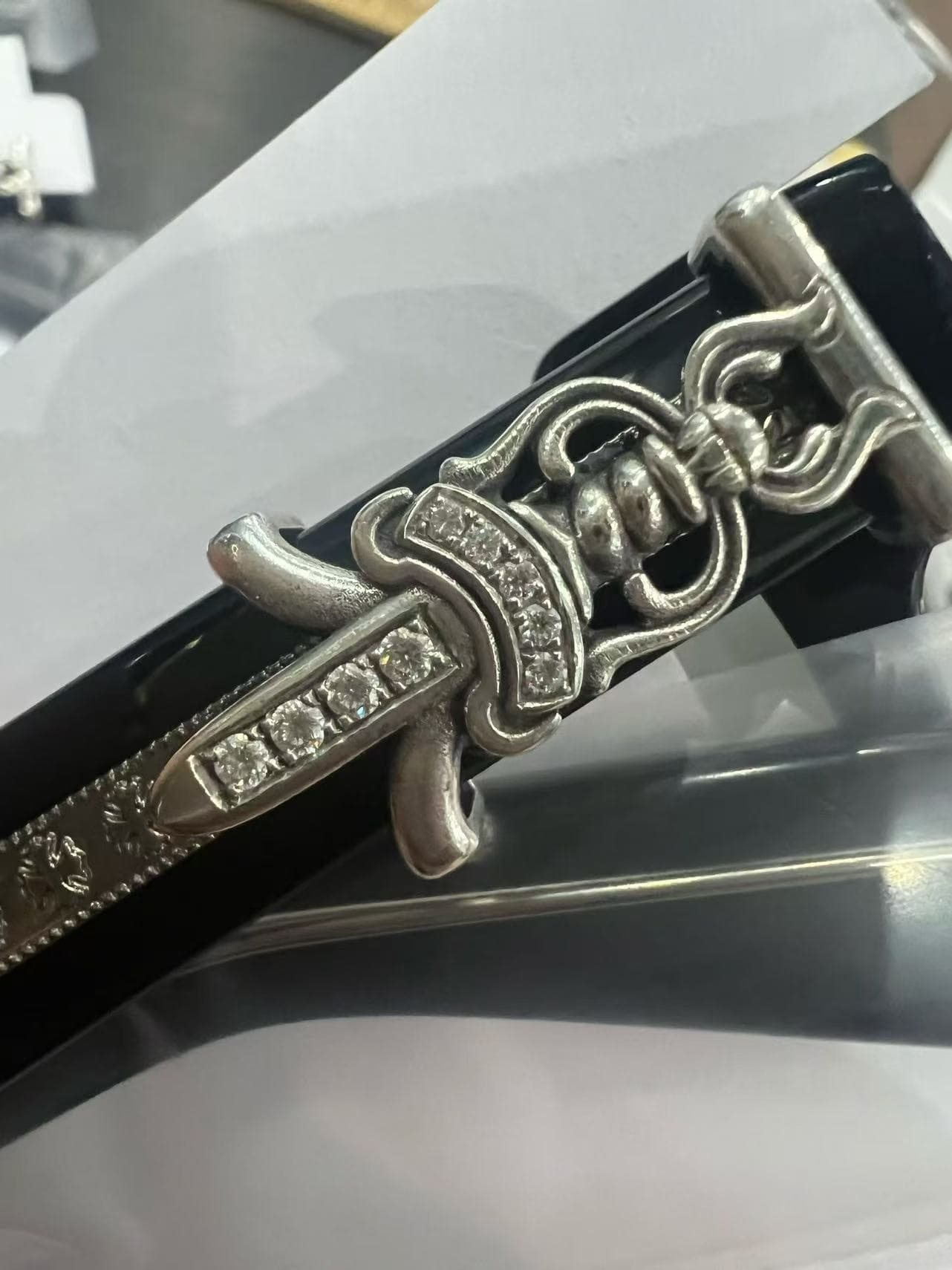 Серебряный кинжал Dagger на заушнике оправы с инкрустацией прозрачными камнями